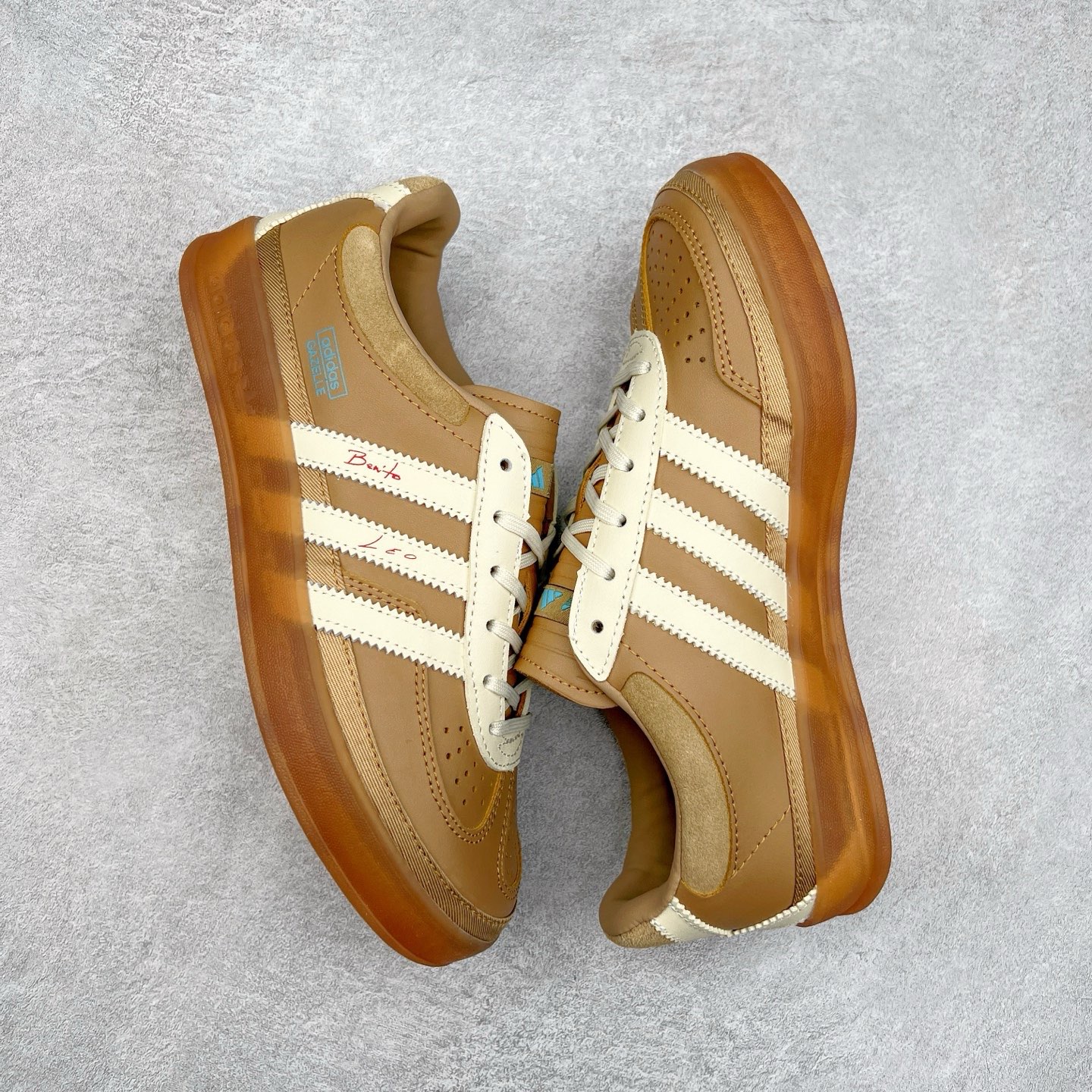 图片[3]-＃TG Bad Bunny x AD Gazelle Indoor Trainers 坏痞兔联名羚羊内训系列低帮复古百搭休闲运动德训风板鞋 JR0182 Bad Bunny本人在杂志拍摄时率先上脚带一波节奏，emm，手上拿的杂志封面还是Kylie，看来前女友和布克重新约会，这位哥也还是没放下啊…回到鞋款本身，整体选择了简约的黑白皮革搭配浅灰色长绒麂皮材质，最后以半透明生胶大底收尾，质感在线。不同于以往联名的调色盘操作，Bad Bunny对Gazelle indoor进行了加宽加厚处理，以及鞋头变形的设计，带来全新的歪头面包鞋型Gazelle。此外，鞋款标签直接呈现在后跟处，鞋侧adidas标识下方还加入了\\\”benito\\\”字样，辨识度拉满。尺码：35 36 36⅔ 37⅓ 38 38⅔ 39⅓ 40 40⅔ 41⅓ 42 42⅔ 43⅓ 44 44⅔ 45-选品中心