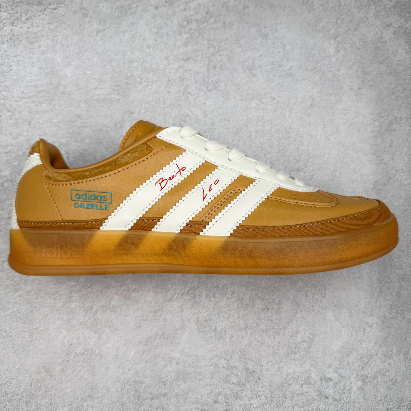 ＃TG Bad Bunny x AD Gazelle Indoor Trainers 坏痞兔联名羚羊内训系列低帮复古百搭休闲运动德训风板鞋 JR0182 Bad Bunny本人在杂志拍摄时率先上脚带一波节奏，emm，手上拿的杂志封面还是Kylie，看来前女友和布克重新约会，这位哥也还是没放下啊…回到鞋款本身，整体选择了简约的黑白皮革搭配浅灰色长绒麂皮材质，最后以半透明生胶大底收尾，质感在线。不同于以往联名的调色盘操作，Bad Bunny对Gazelle indoor进行了加宽加厚处理，以及鞋头变形的设计，带来全新的歪头面包鞋型Gazelle。此外，鞋款标签直接呈现在后跟处，鞋侧adidas标识下方还加入了\\\”benito\\\”字样，辨识度拉满。尺码：35 36 36⅔ 37⅓ 38 38⅔ 39⅓ 40 40⅔ 41⅓ 42 42⅔ 43⅓ 44 44⅔ 45-选品中心