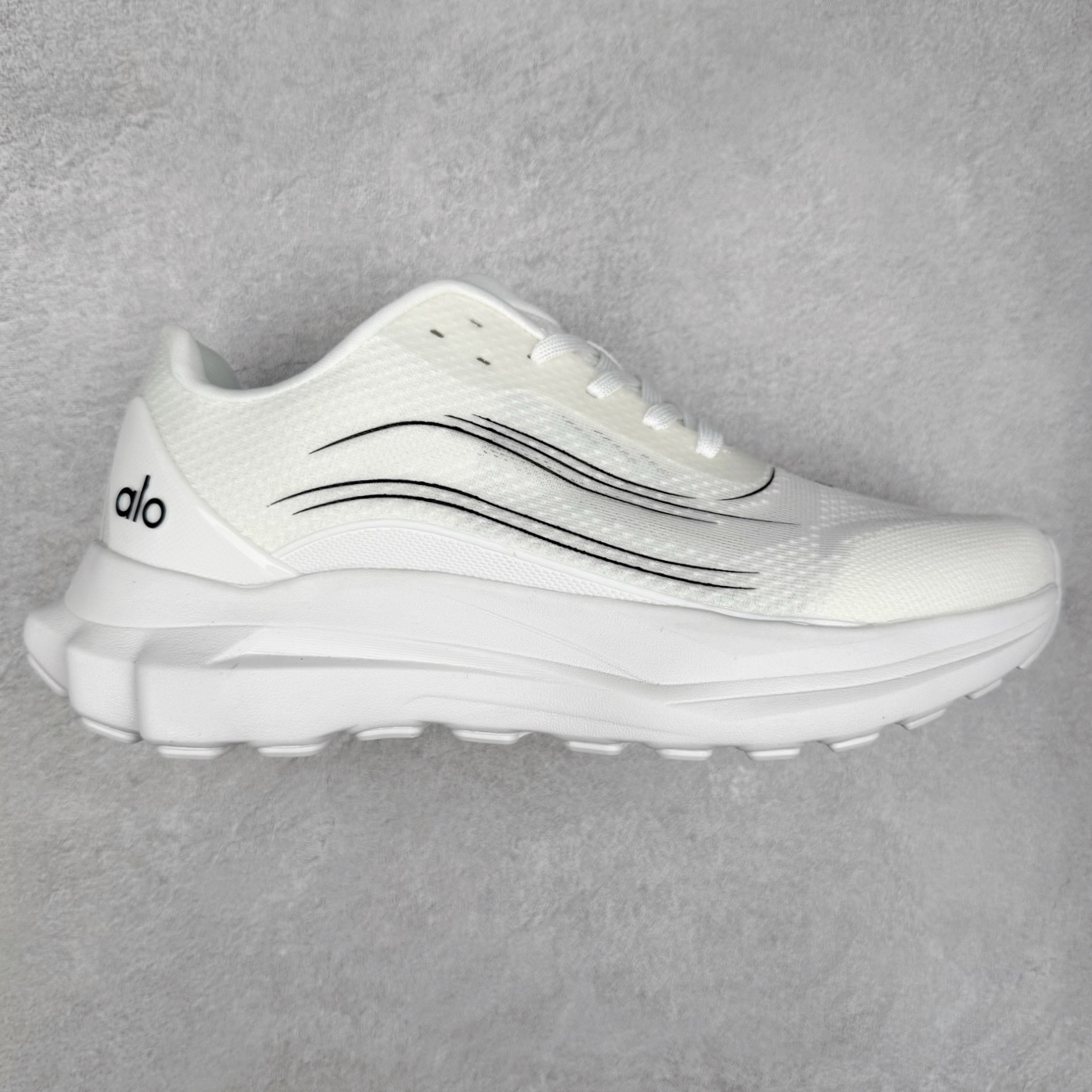 Alo yoga Alo Runner 舒适百搭防滑耐磨低帮跑步鞋 Alo Yoga于2007年创立于洛杉矶，意在传播有意识的运动，同时激发人们的健康意识与创造力。品牌的核心理念在于制作能够带来完美体验的瑜伽服饰与功能性单品，让有意识的运动触入并改变生活。Alo Yoga将其设计延伸到日常服饰概念，坚持不懈地捕捉当代时尚潮流，将品牌的运动美学理念、精致前卫的设计与舒适功能面料完美结合。与此同时，Alo Yoga的设计受到了时尚界人士与名人们的追捧，Talor Swift、Kendall Jenner等街拍照片中都曾出现品牌不同单品的身影。尺码：36 36.5 37.5 38 38.5 39 40 40.5 41 42 42.5 43 44 44.5 45-选品中心