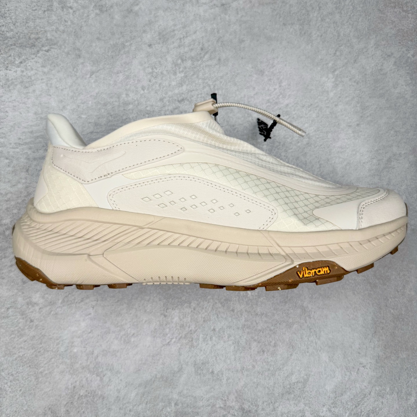 HOKA ONE ONE PROJECT TRANSPORT 舒适百搭防滑耐磨低帮生活休闲鞋 男女同款 HOKA ONE ONE是来自美国的跑步鞋知名品牌，创立于2009年，始终致力于为所有跑者提供更新、更好的跑步装备。相比常规跑鞋，HOKA ONE ONE特别研发使用性能独特的几何形跑鞋中底，此种鞋底更厚、更高、回弹性也更好，除了卓越的缓冲性能，它还能內各种阶段的跑者带来更具动感、更加稳定的跑步体验。HOKAONE ONE从设计之初就清楚意识到，要保证跑者步幅的均匀一致，双脚自然而然的运动至关重要。尺码：36 36.5 37.5 38 38.5 39 40 40.5 41 42 42.5 43 44 44.5 45-选品中心