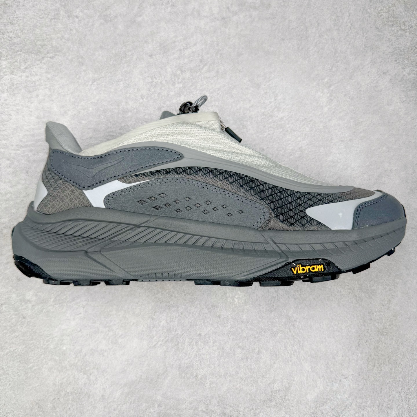 HOKA ONE ONE PROJECT TRANSPORT 舒适百搭防滑耐磨低帮生活休闲鞋 男女同款 HOKA ONE ONE是来自美国的跑步鞋知名品牌，创立于2009年，始终致力于为所有跑者提供更新、更好的跑步装备。相比常规跑鞋，HOKA ONE ONE特别研发使用性能独特的几何形跑鞋中底，此种鞋底更厚、更高、回弹性也更好，除了卓越的缓冲性能，它还能內各种阶段的跑者带来更具动感、更加稳定的跑步体验。HOKAONE ONE从设计之初就清楚意识到，要保证跑者步幅的均匀一致，双脚自然而然的运动至关重要。尺码：36 36.5 37.5 38 38.5 39 40 40.5 41 42 42.5 43 44 44.5 45-选品中心