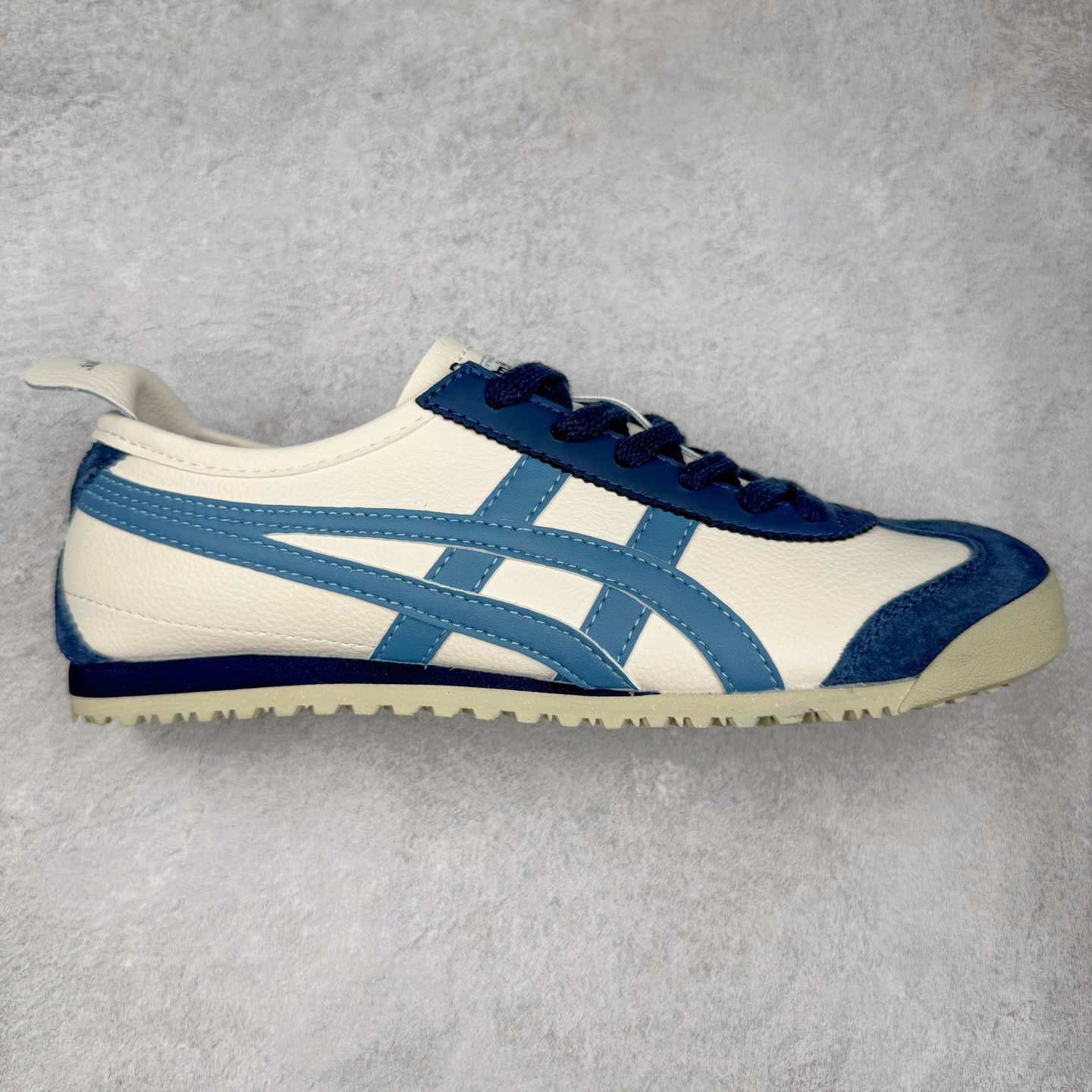 ＃纯原福利 Asics Onitsuka Tiger MEXICO 66 亚瑟士鬼冢虎复古经典板鞋 市场最强版本 原厂牛津布加持 海外订单工厂出品 超成熟稳定的做工品控 原装全套纸板楦头开发 原汁原味 完美呈现版型 私模正确鞋底咬花纹路 一比一鞋头弧度高度鞋身弧度 绝不口嗨 细节品控鞋型随意秒杀市面 原档咬花纹路私模大底 一个单元有六个三角形 总体形拼接呈现花瓣状 官方四联吊牌 原装Ortholite轻量化鞋垫 原盒原配 质保卡 说明书 钢印防尘纸 纸板中底带钢印 乳胶组合鞋垫 支持全方位的对比专柜 产品从款式颜色造型上体现出追求舒适和细节的完美 鞋类更是推崇手工制作的严谨与完美 融舒适性与可穿性的设计风格 注重细节的完美和别致魅力 既保持稳重 又不失轻松的时尚感 尺码：36 37 37.5 38 39 39.5 40 40.5 41.5 42 42.5 43.5 44 45-选品中心