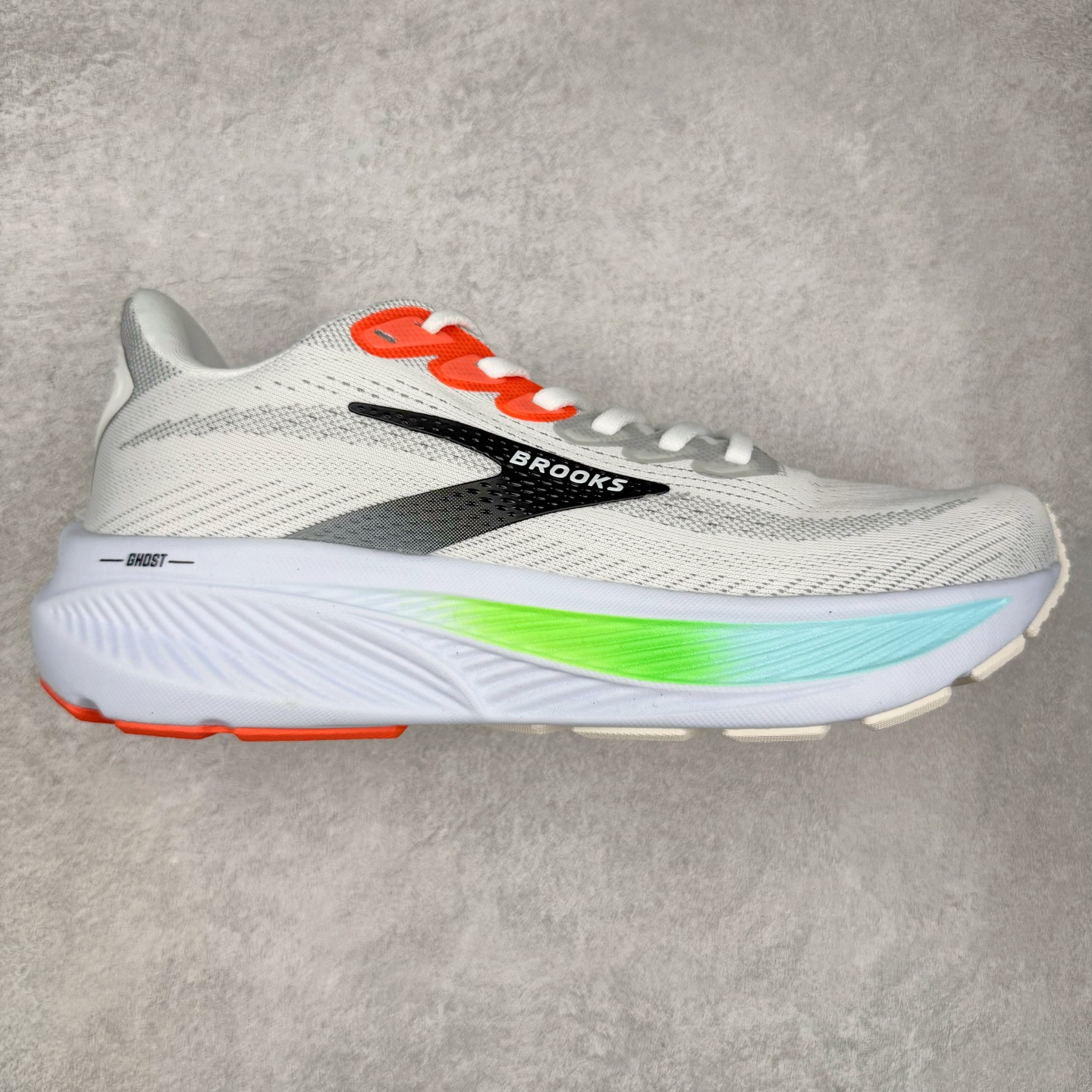 Brooks布鲁克斯 Ghost 17 马拉松舒适百搭防滑耐磨低帮跑步鞋 Brooks 四大跑鞋之一 百年品牌 跑鞋从外形上基本就能判断这是一款速度跑鞋 简洁干练的外形结构和极强的运动流线型看着非常有速度感 上脚的第一感觉是非常轻 美码9码的鞋单只206g不到 从个人偏好来说 200g左右的竞速鞋最具安全感 鞋面采用单层网布 很薄 前掌使用了大量开放式网眼 排气直接快速 透气性上乘 鞋舌也是轻量化设计 仅为一层麂皮 和脚背完美贴合 鞋舌中央有个防偏穿孔 从实际穿着来看 通常鞋舌都是外偏 如果是防偏穿孔位于中心 防偏效果其实并不十分有效 如果采用趋外侧的偏心设计更有效 鞋帮泡棉填充量不大 但非常紧凑 贴合舒适 包裹稳固 内置硬质TPU保证必要的稳定性 跑鞋中底采用的是DNA FLASH科技材料 DNA FLASH中底科技 是Brooks第一款将氮气注入中底的创新科技 主要原理是借助“超临界流体”发泡技术 将液态氮稳定的转化为气态氮 并使其均匀地形成无数紧密贴合的密闭式气囊结构 尺码：36 36.5 37.5 38 38.5 39 40 40.5 41 42 42.5 43 44 44.5 45 46-选品中心