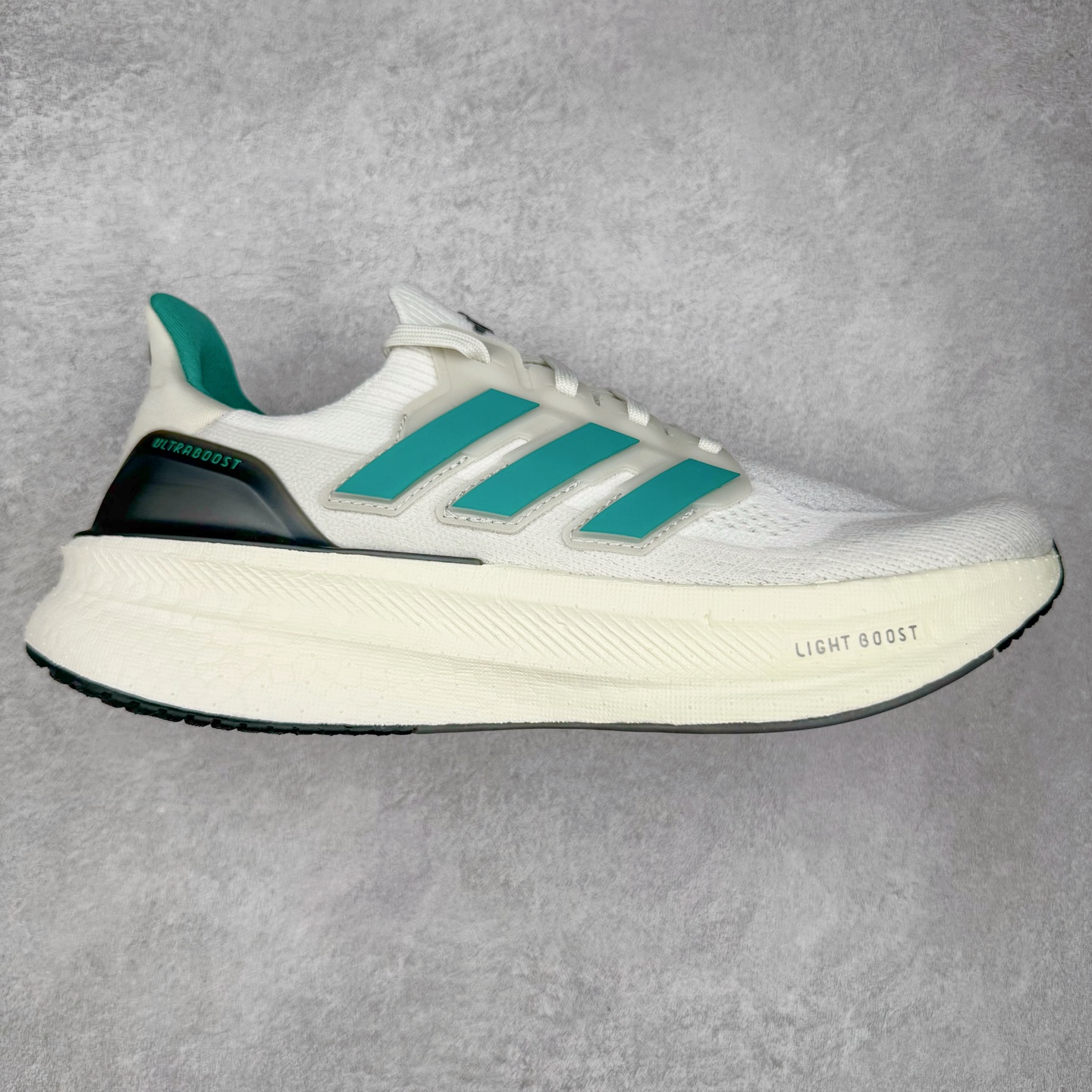 ＃纯原 AD Ultra Boost 5X 2025高性能版5X系列UB低帮袜套式针织透气缓震休闲运动慢跑鞋 JQ2903 全新Ultraboost 5X官宣，颠覆以往，迎来该系列自2015年首次亮相最大一次革新！从鞋面到中底配置都有新的突破，跟着小编一同探究“阿迪UB有史以来最大升级”！Ultraboost 5X革新中底配置，采用LightBoost V2泡沫，与Ultraboost Light相比，前掌能量反馈增加2%。与此同时“加厚不增重”，中底相较于上一代更轻，让跑者每一次迈步都能得到更柔软、更澎湃的能量反馈。搭配X形“Torsion System”扭转系统，助力跑者从落地到脚趾离地过程的平稳过渡。Ultraboost 5X升级中足锁定性能，革新Mono Primeknit自适应鞋面配置，搭配轻质无笼鞋面结构，更加贴合跑者脚部。大底由Continental™橡胶制成，更耐磨，抓地力更出色。Adidas全新推出ULTRABOOST 5X，专注日常跑步，适用于任何级别的跑者，无距离门槛限制。兼具有氧跑、中短距离慢跑、节奏跑、间歇跑、日常通勤等各种场景，ULTRABOOST 5X都能给你带来优质的跑步体验。尺码：39⅓ 40 40⅔ 41⅓ 42 42⅔ 43⅓ 44 44⅔ 45 46 47⅔ 48-选品中心