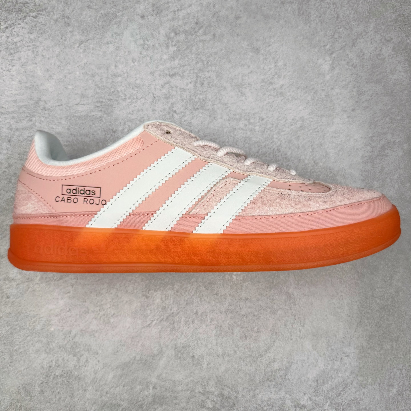 图片[4]-＃TG Bad Bunny x AD Gazelle Indoor Trainers 坏痞兔联名羚羊内训系列低帮复古百搭休闲运动德训风板鞋 Bad Bunny本人在杂志拍摄时率先上脚带一波节奏，emm，手上拿的杂志封面还是Kylie，看来前女友和布克重新约会，这位哥也还是没放下啊…回到鞋款本身，整体选择了简约的黑白皮革搭配浅灰色长绒麂皮材质，最后以半透明生胶大底收尾，质感在线。不同于以往联名的调色盘操作，Bad Bunny对Gazelle indoor进行了加宽加厚处理，以及鞋头变形的设计，带来全新的歪头面包鞋型Gazelle。此外，鞋款标签直接呈现在后跟处，鞋侧adidas标识下方还加入了\\\”benito\\\”字样，辨识度拉满。尺码：35 36 36⅔ 37⅓ 38 38⅔ 39⅓ 40 40⅔ 41⅓ 42 42⅔ 43⅓ 44 44⅔ 45-选品中心