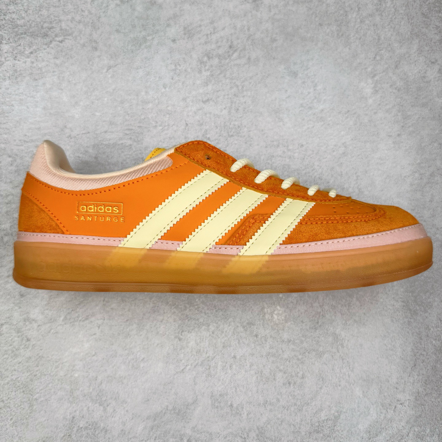 图片[7]-＃TG Bad Bunny x AD Gazelle Indoor Trainers 坏痞兔联名羚羊内训系列低帮复古百搭休闲运动德训风板鞋 Bad Bunny本人在杂志拍摄时率先上脚带一波节奏，emm，手上拿的杂志封面还是Kylie，看来前女友和布克重新约会，这位哥也还是没放下啊…回到鞋款本身，整体选择了简约的黑白皮革搭配浅灰色长绒麂皮材质，最后以半透明生胶大底收尾，质感在线。不同于以往联名的调色盘操作，Bad Bunny对Gazelle indoor进行了加宽加厚处理，以及鞋头变形的设计，带来全新的歪头面包鞋型Gazelle。此外，鞋款标签直接呈现在后跟处，鞋侧adidas标识下方还加入了\\\”benito\\\”字样，辨识度拉满。尺码：35 36 36⅔ 37⅓ 38 38⅔ 39⅓ 40 40⅔ 41⅓ 42 42⅔ 43⅓ 44 44⅔ 45-选品中心