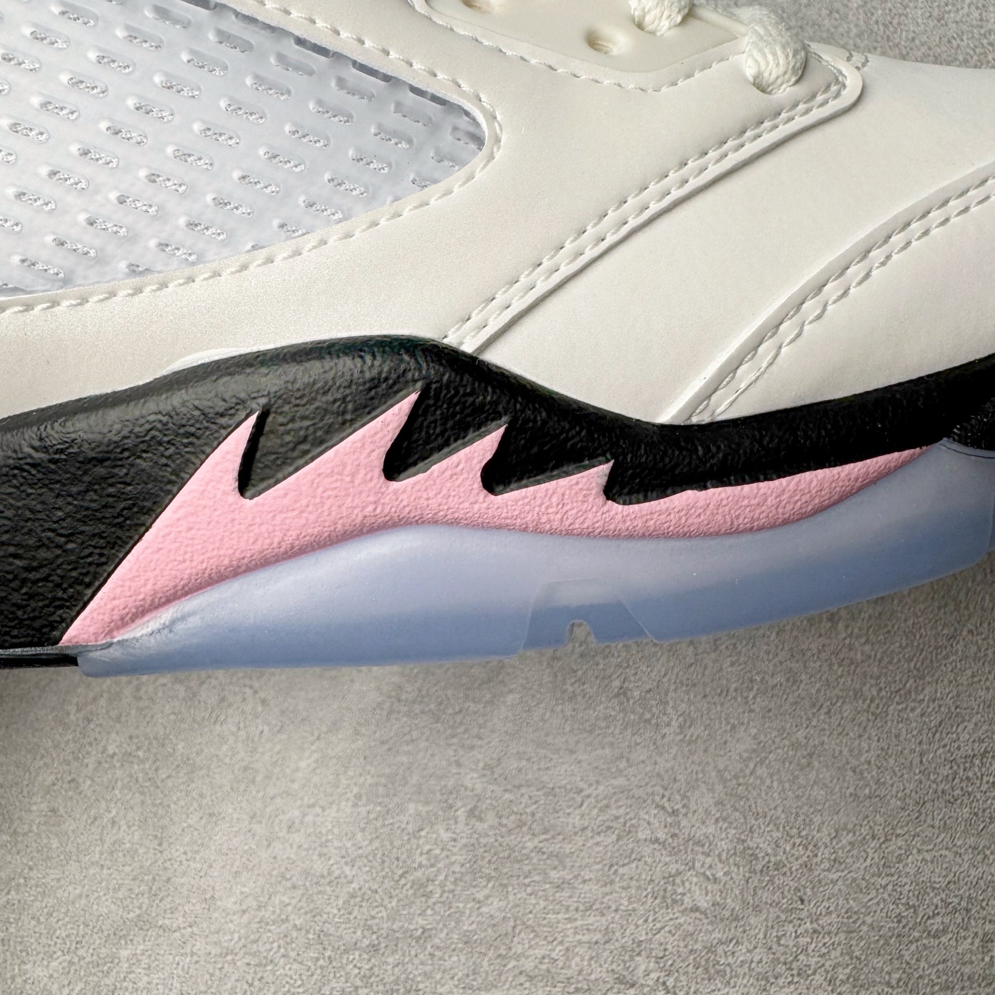 图片[16]-＃纯原 Air Jordan AJ5 OG 35周年 白粉黑HQ7978-102 SZ原厂全套原楦原纸板磨具开发 原厂皮料加持 原厂港宝加持定型后跟R度完美 同源原厂电绣 飞人针数密度立体效果一致 原厂拉帮手法 原厂配置纸衬高频鞋盒 原厂指令配双鞋带 原厂TPU网格鞋带扣 超高鞋面清洁度 最高QC检验标准 控制溢胶瑕疵 到手可放心比对发售原鞋 上脚百分百充正驾驭 尺码：40 40.5 41 42 42.5 43 44 44.5 45 46 47.5-选品中心