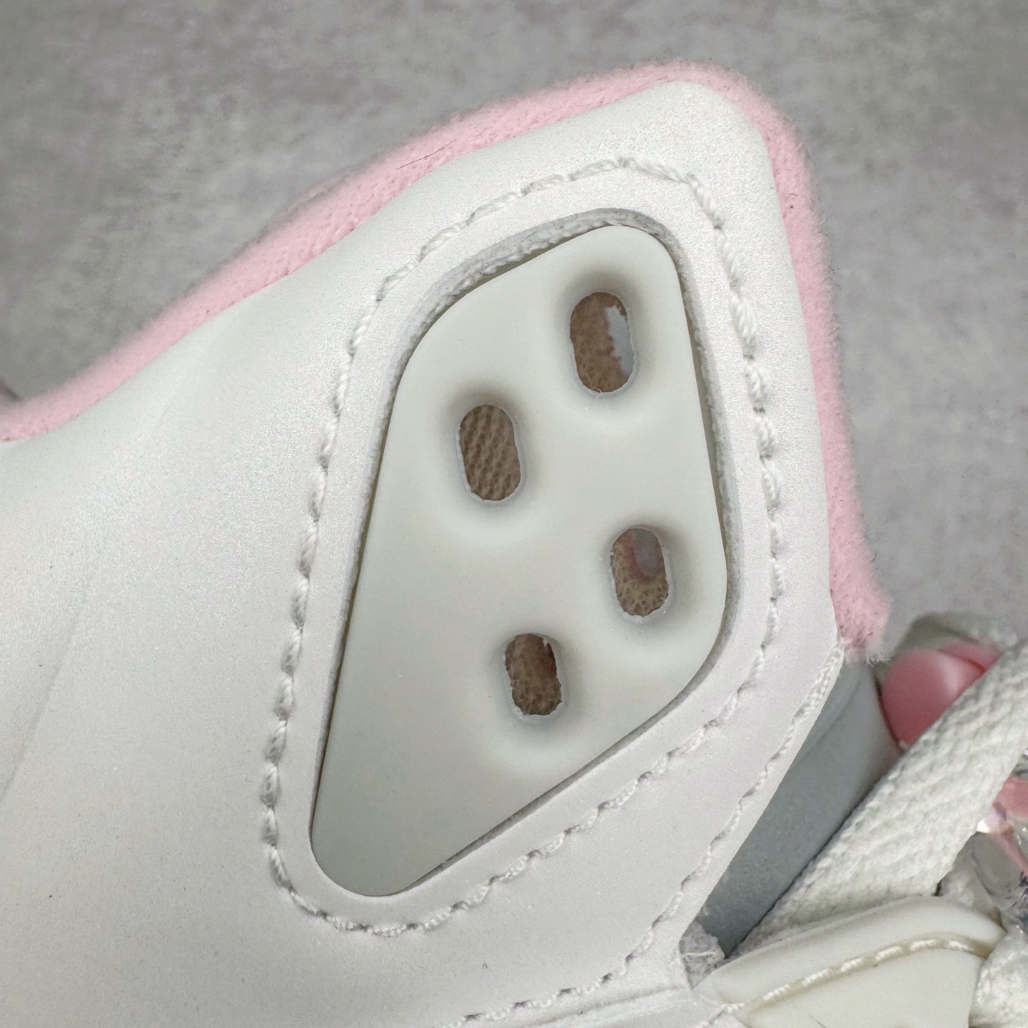 图片[18]-＃纯原 Air Jordan AJ5 OG 35周年 白粉黑HQ7978-102 SZ原厂全套原楦原纸板磨具开发 原厂皮料加持 原厂港宝加持定型后跟R度完美 同源原厂电绣 飞人针数密度立体效果一致 原厂拉帮手法 原厂配置纸衬高频鞋盒 原厂指令配双鞋带 原厂TPU网格鞋带扣 超高鞋面清洁度 最高QC检验标准 控制溢胶瑕疵 到手可放心比对发售原鞋 上脚百分百充正驾驭 尺码：40 40.5 41 42 42.5 43 44 44.5 45 46 47.5-选品中心