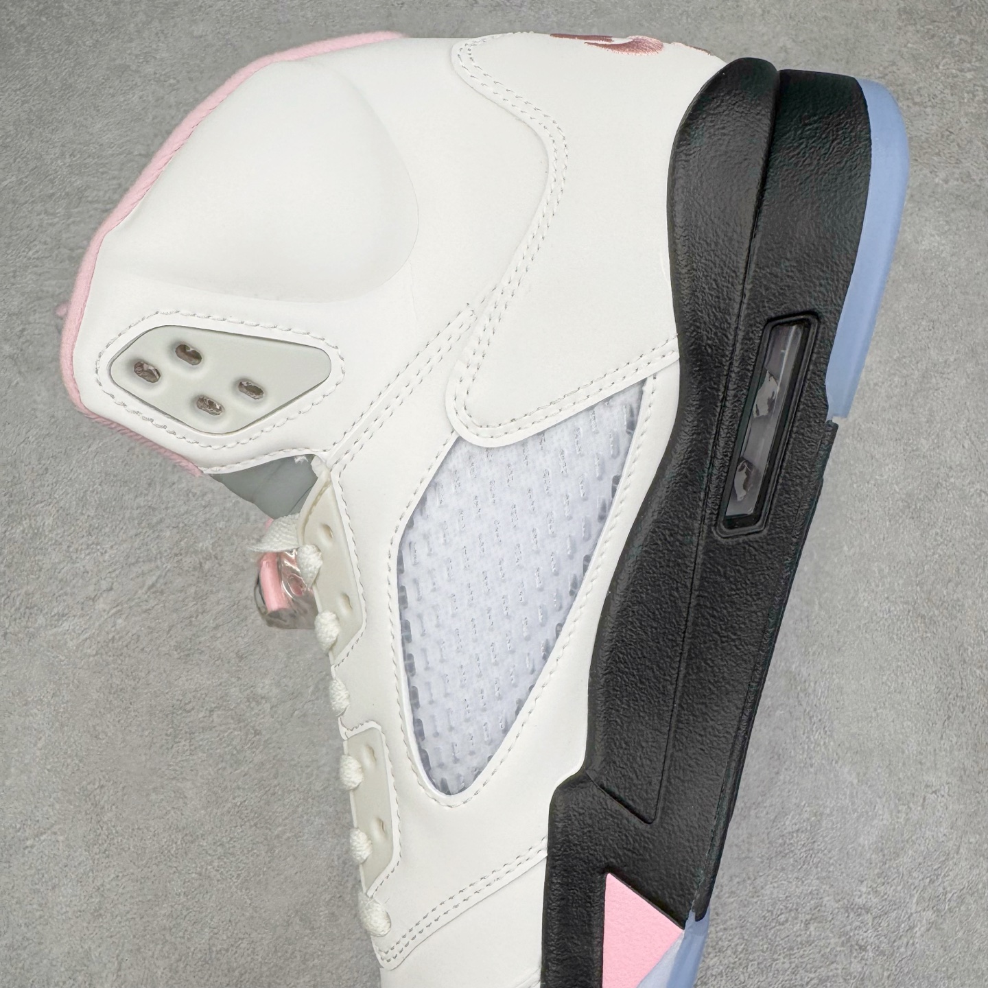 图片[7]-＃纯原 Air Jordan AJ5 OG 35周年 白粉黑HQ7978-102 SZ原厂全套原楦原纸板磨具开发 原厂皮料加持 原厂港宝加持定型后跟R度完美 同源原厂电绣 飞人针数密度立体效果一致 原厂拉帮手法 原厂配置纸衬高频鞋盒 原厂指令配双鞋带 原厂TPU网格鞋带扣 超高鞋面清洁度 最高QC检验标准 控制溢胶瑕疵 到手可放心比对发售原鞋 上脚百分百充正驾驭 尺码：40 40.5 41 42 42.5 43 44 44.5 45 46 47.5-选品中心