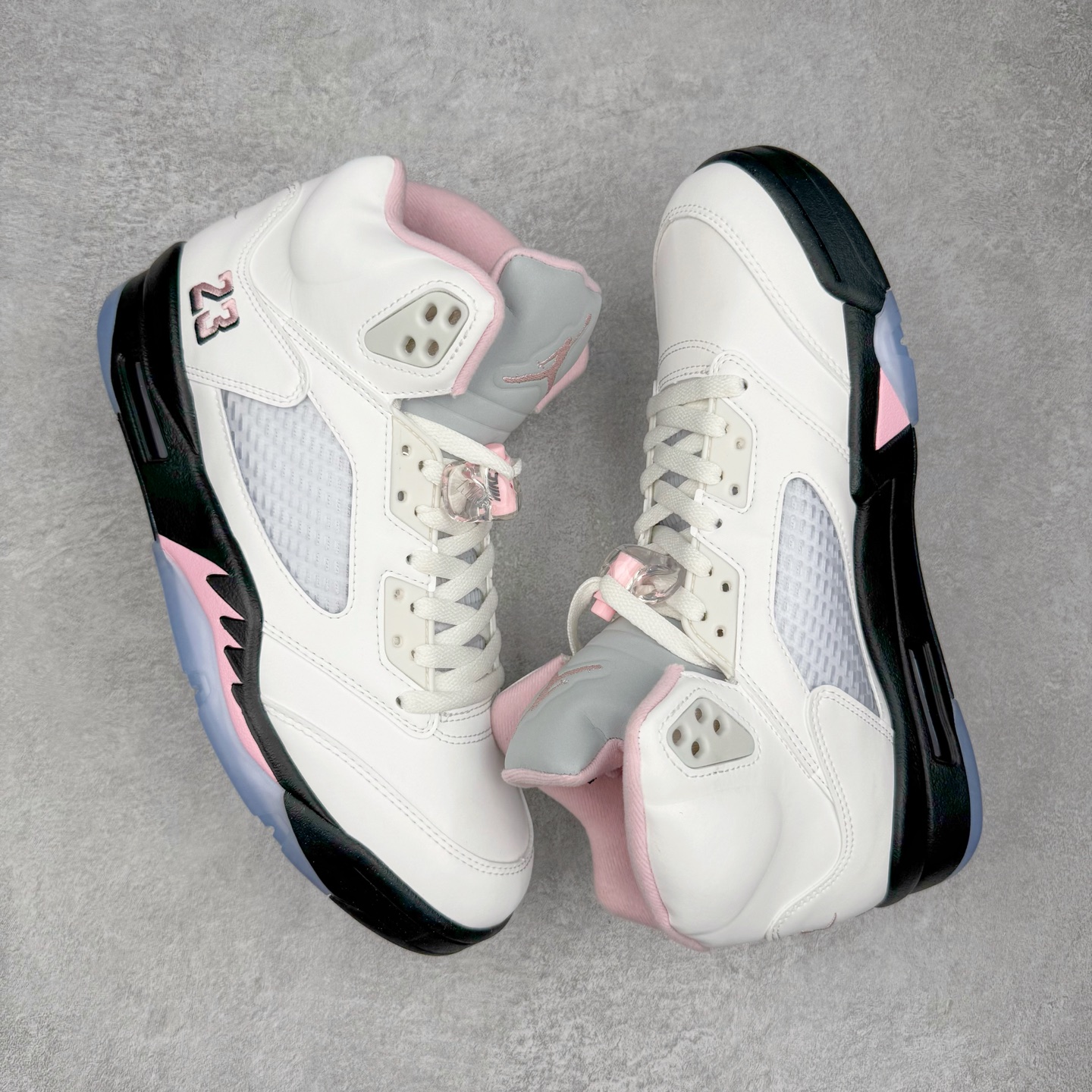 图片[3]-＃纯原 Air Jordan AJ5 OG 35周年 白粉黑HQ7978-102 SZ原厂全套原楦原纸板磨具开发 原厂皮料加持 原厂港宝加持定型后跟R度完美 同源原厂电绣 飞人针数密度立体效果一致 原厂拉帮手法 原厂配置纸衬高频鞋盒 原厂指令配双鞋带 原厂TPU网格鞋带扣 超高鞋面清洁度 最高QC检验标准 控制溢胶瑕疵 到手可放心比对发售原鞋 上脚百分百充正驾驭 尺码：40 40.5 41 42 42.5 43 44 44.5 45 46 47.5-选品中心