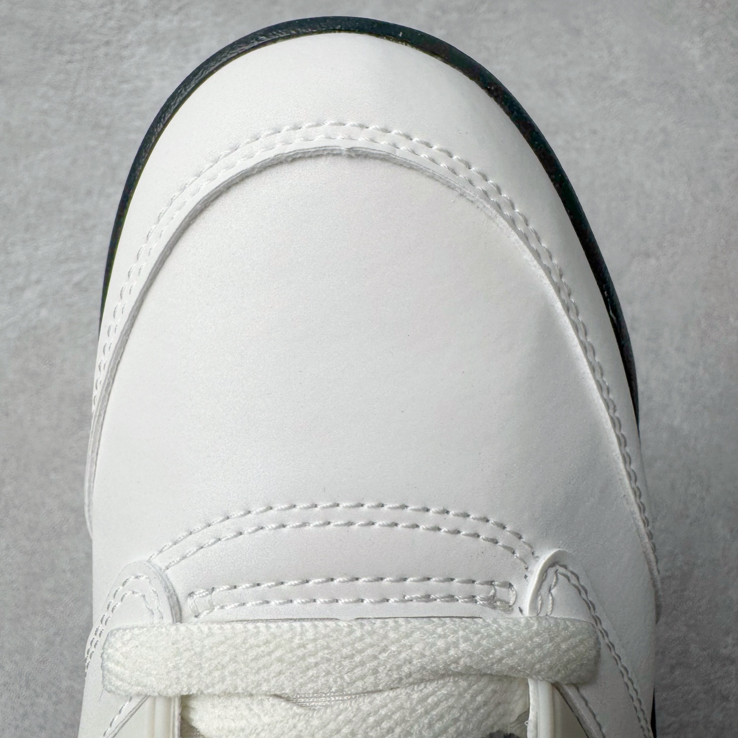 图片[13]-＃纯原 Air Jordan AJ5 OG 35周年 白粉黑HQ7978-102 SZ原厂全套原楦原纸板磨具开发 原厂皮料加持 原厂港宝加持定型后跟R度完美 同源原厂电绣 飞人针数密度立体效果一致 原厂拉帮手法 原厂配置纸衬高频鞋盒 原厂指令配双鞋带 原厂TPU网格鞋带扣 超高鞋面清洁度 最高QC检验标准 控制溢胶瑕疵 到手可放心比对发售原鞋 上脚百分百充正驾驭 尺码：40 40.5 41 42 42.5 43 44 44.5 45 46 47.5-选品中心