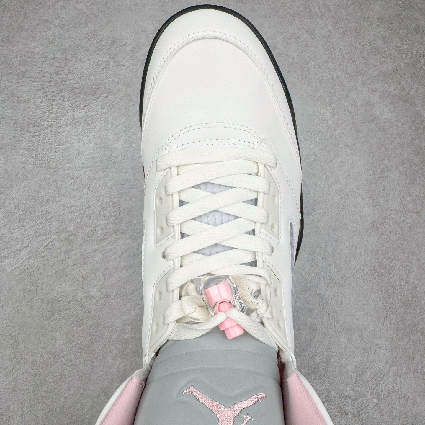 图片[4]-＃纯原 Air Jordan AJ5 OG 35周年 白粉黑HQ7978-102 SZ原厂全套原楦原纸板磨具开发 原厂皮料加持 原厂港宝加持定型后跟R度完美 同源原厂电绣 飞人针数密度立体效果一致 原厂拉帮手法 原厂配置纸衬高频鞋盒 原厂指令配双鞋带 原厂TPU网格鞋带扣 超高鞋面清洁度 最高QC检验标准 控制溢胶瑕疵 到手可放心比对发售原鞋 上脚百分百充正驾驭 尺码：40 40.5 41 42 42.5 43 44 44.5 45 46 47.5-选品中心