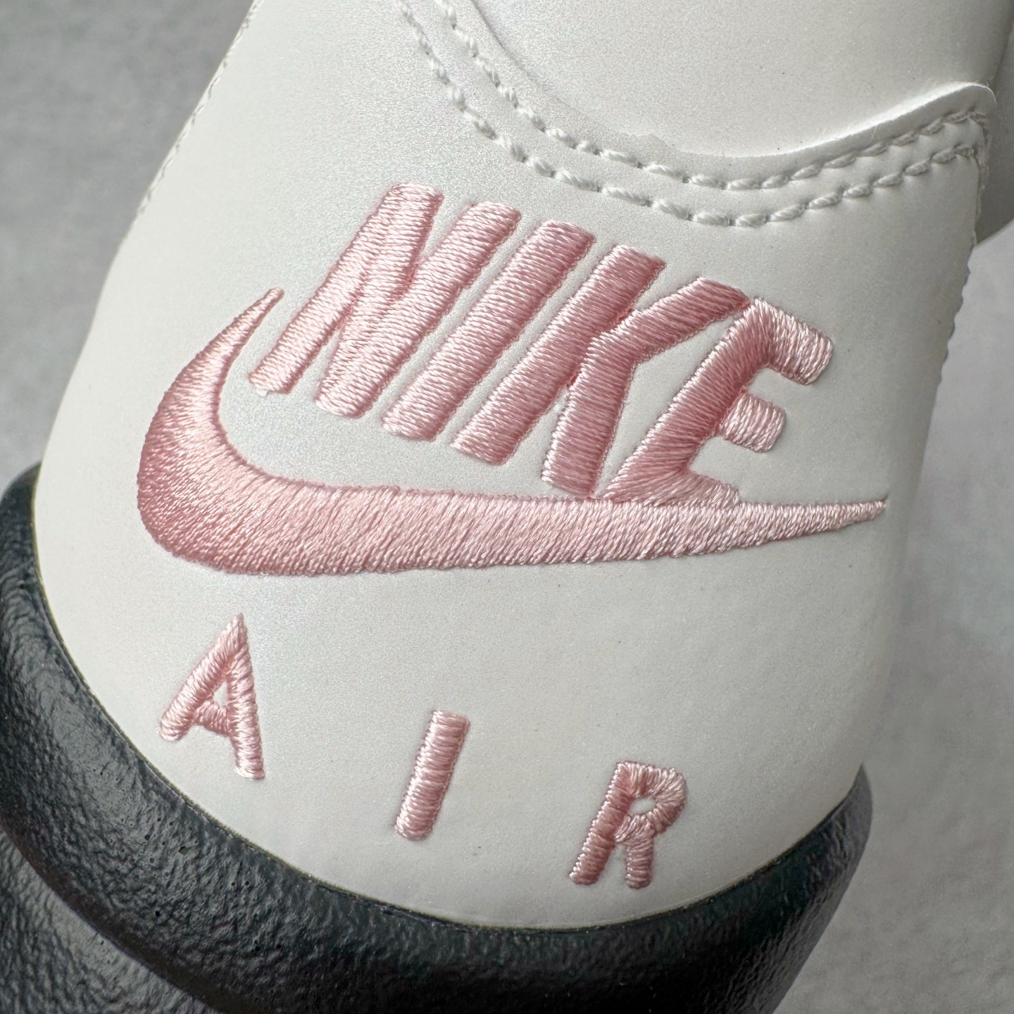 图片[15]-＃纯原 Air Jordan AJ5 OG 35周年 白粉黑HQ7978-102 SZ原厂全套原楦原纸板磨具开发 原厂皮料加持 原厂港宝加持定型后跟R度完美 同源原厂电绣 飞人针数密度立体效果一致 原厂拉帮手法 原厂配置纸衬高频鞋盒 原厂指令配双鞋带 原厂TPU网格鞋带扣 超高鞋面清洁度 最高QC检验标准 控制溢胶瑕疵 到手可放心比对发售原鞋 上脚百分百充正驾驭 尺码：40 40.5 41 42 42.5 43 44 44.5 45 46 47.5-选品中心