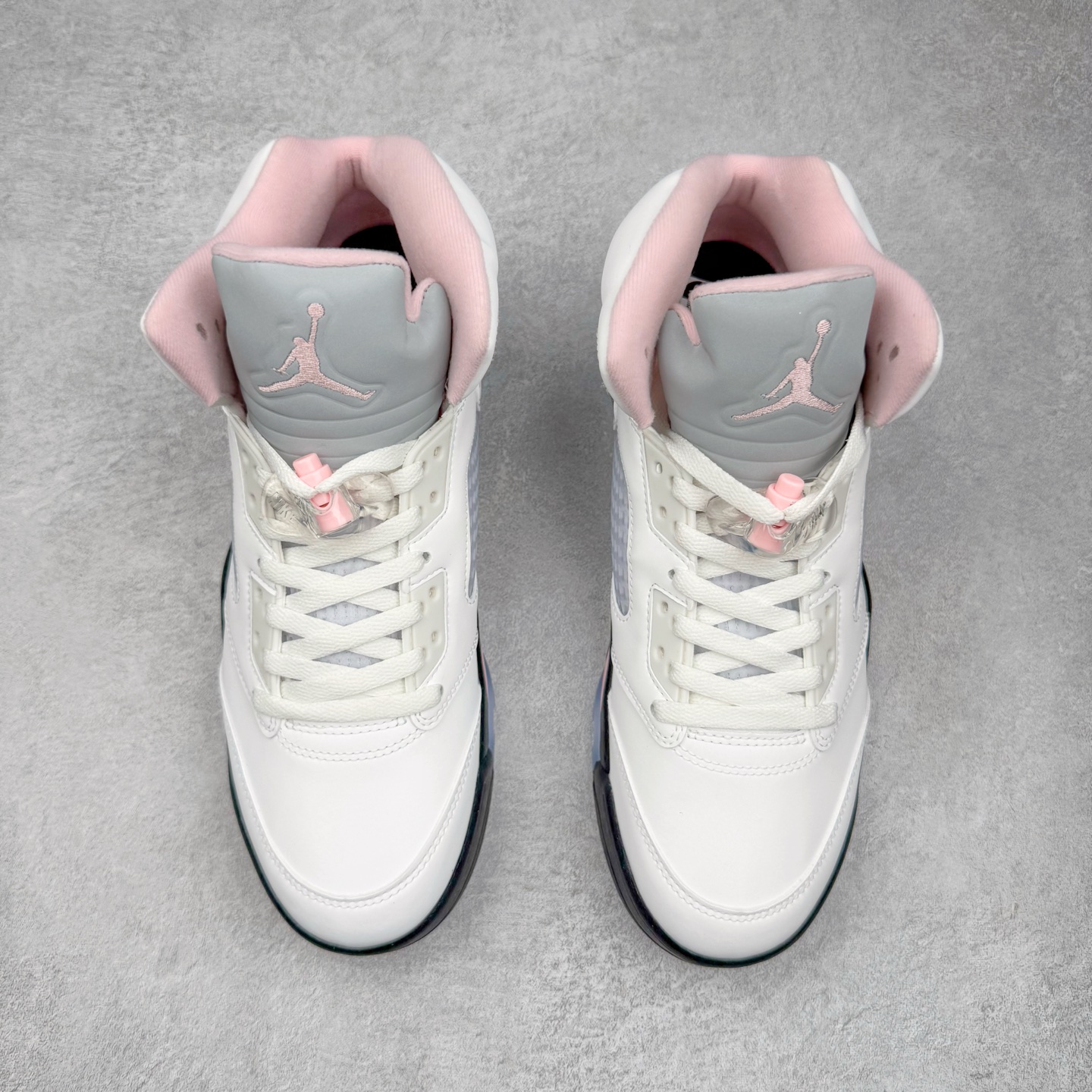 图片[2]-＃纯原 Air Jordan AJ5 OG 35周年 白粉黑HQ7978-102 SZ原厂全套原楦原纸板磨具开发 原厂皮料加持 原厂港宝加持定型后跟R度完美 同源原厂电绣 飞人针数密度立体效果一致 原厂拉帮手法 原厂配置纸衬高频鞋盒 原厂指令配双鞋带 原厂TPU网格鞋带扣 超高鞋面清洁度 最高QC检验标准 控制溢胶瑕疵 到手可放心比对发售原鞋 上脚百分百充正驾驭 尺码：40 40.5 41 42 42.5 43 44 44.5 45 46 47.5-选品中心