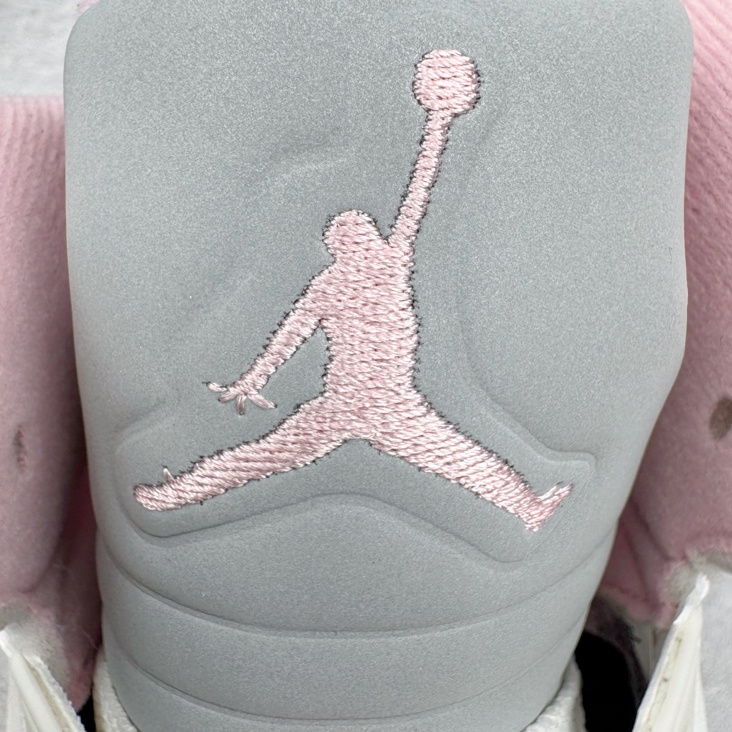 图片[11]-＃纯原 Air Jordan AJ5 OG 35周年 白粉黑HQ7978-102 SZ原厂全套原楦原纸板磨具开发 原厂皮料加持 原厂港宝加持定型后跟R度完美 同源原厂电绣 飞人针数密度立体效果一致 原厂拉帮手法 原厂配置纸衬高频鞋盒 原厂指令配双鞋带 原厂TPU网格鞋带扣 超高鞋面清洁度 最高QC检验标准 控制溢胶瑕疵 到手可放心比对发售原鞋 上脚百分百充正驾驭 尺码：40 40.5 41 42 42.5 43 44 44.5 45 46 47.5-选品中心