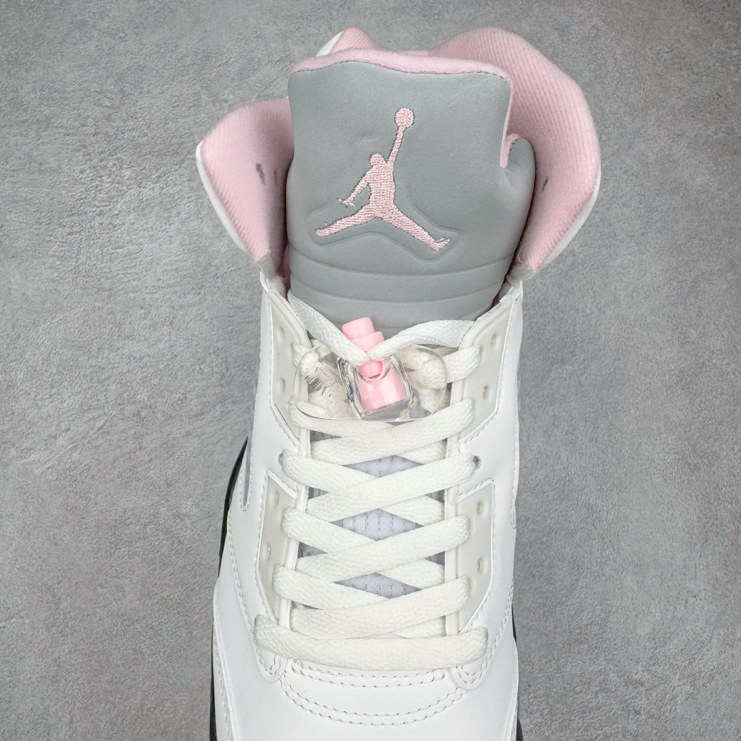 图片[5]-＃纯原 Air Jordan AJ5 OG 35周年 白粉黑HQ7978-102 SZ原厂全套原楦原纸板磨具开发 原厂皮料加持 原厂港宝加持定型后跟R度完美 同源原厂电绣 飞人针数密度立体效果一致 原厂拉帮手法 原厂配置纸衬高频鞋盒 原厂指令配双鞋带 原厂TPU网格鞋带扣 超高鞋面清洁度 最高QC检验标准 控制溢胶瑕疵 到手可放心比对发售原鞋 上脚百分百充正驾驭 尺码：40 40.5 41 42 42.5 43 44 44.5 45 46 47.5-选品中心