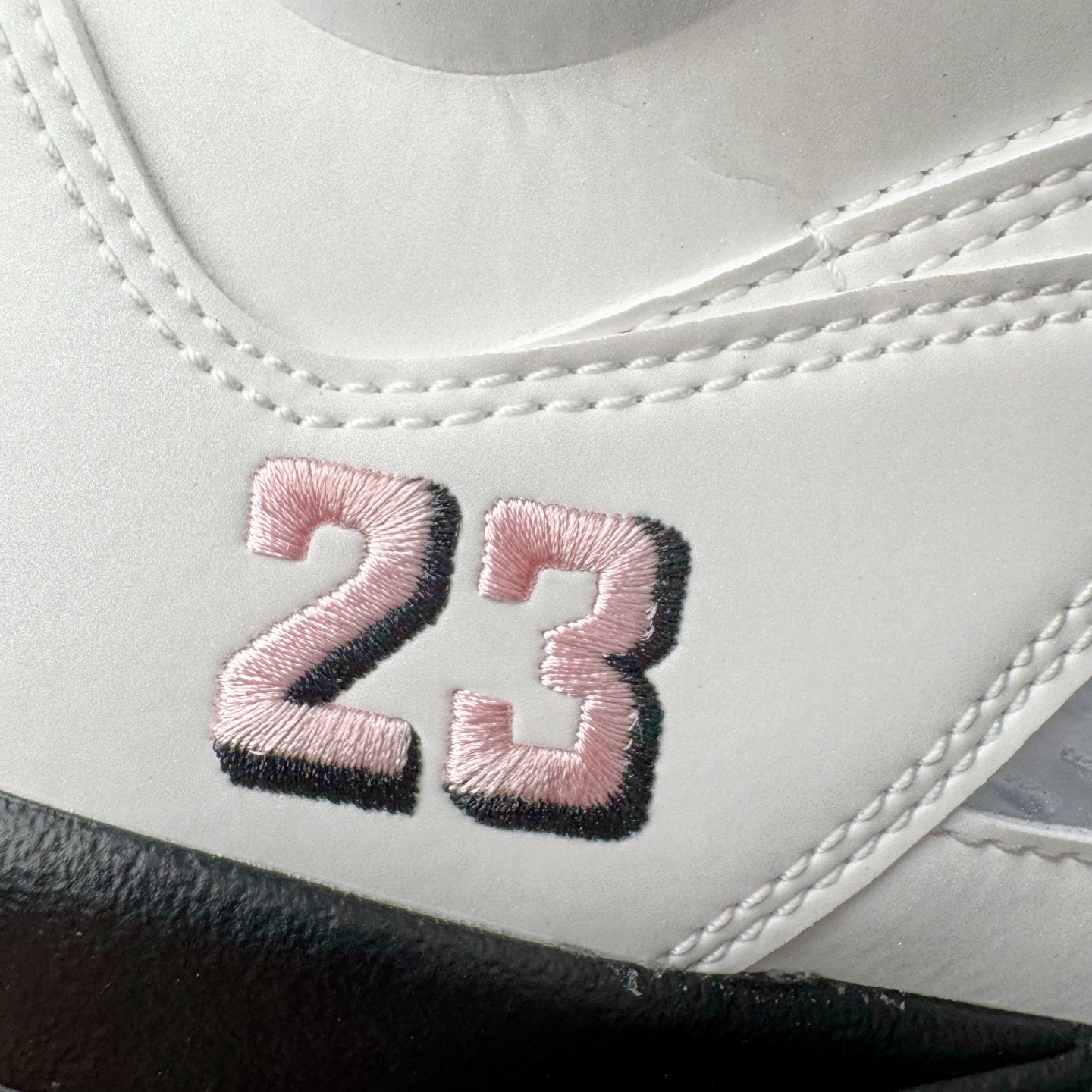 图片[14]-＃纯原 Air Jordan AJ5 OG 35周年 白粉黑HQ7978-102 SZ原厂全套原楦原纸板磨具开发 原厂皮料加持 原厂港宝加持定型后跟R度完美 同源原厂电绣 飞人针数密度立体效果一致 原厂拉帮手法 原厂配置纸衬高频鞋盒 原厂指令配双鞋带 原厂TPU网格鞋带扣 超高鞋面清洁度 最高QC检验标准 控制溢胶瑕疵 到手可放心比对发售原鞋 上脚百分百充正驾驭 尺码：40 40.5 41 42 42.5 43 44 44.5 45 46 47.5-选品中心