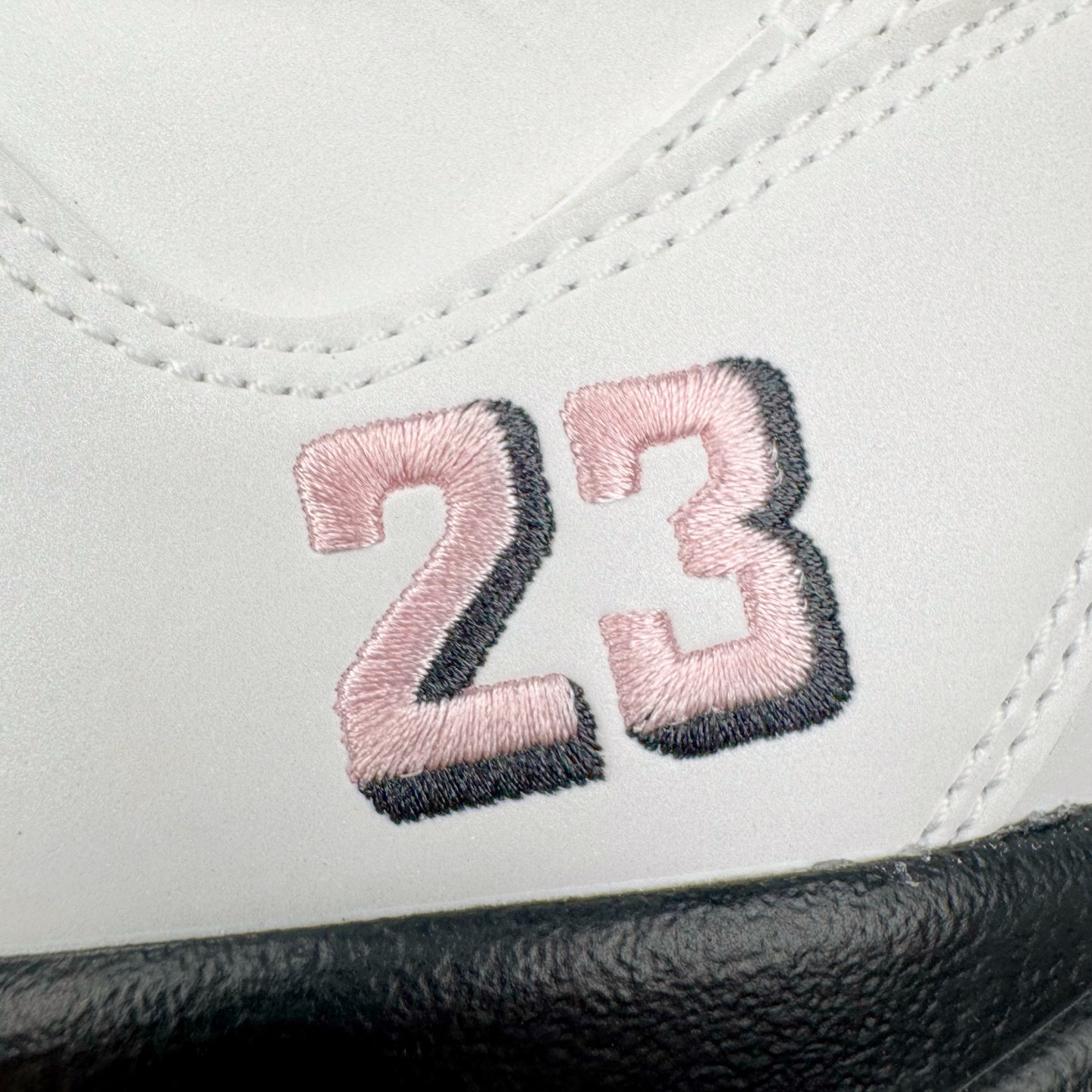 图片[19]-＃纯原 Air Jordan AJ5 OG 35周年 白粉黑HQ7978-102 SZ原厂全套原楦原纸板磨具开发 原厂皮料加持 原厂港宝加持定型后跟R度完美 同源原厂电绣 飞人针数密度立体效果一致 原厂拉帮手法 原厂配置纸衬高频鞋盒 原厂指令配双鞋带 原厂TPU网格鞋带扣 超高鞋面清洁度 最高QC检验标准 控制溢胶瑕疵 到手可放心比对发售原鞋 上脚百分百充正驾驭 尺码：40 40.5 41 42 42.5 43 44 44.5 45 46 47.5-选品中心