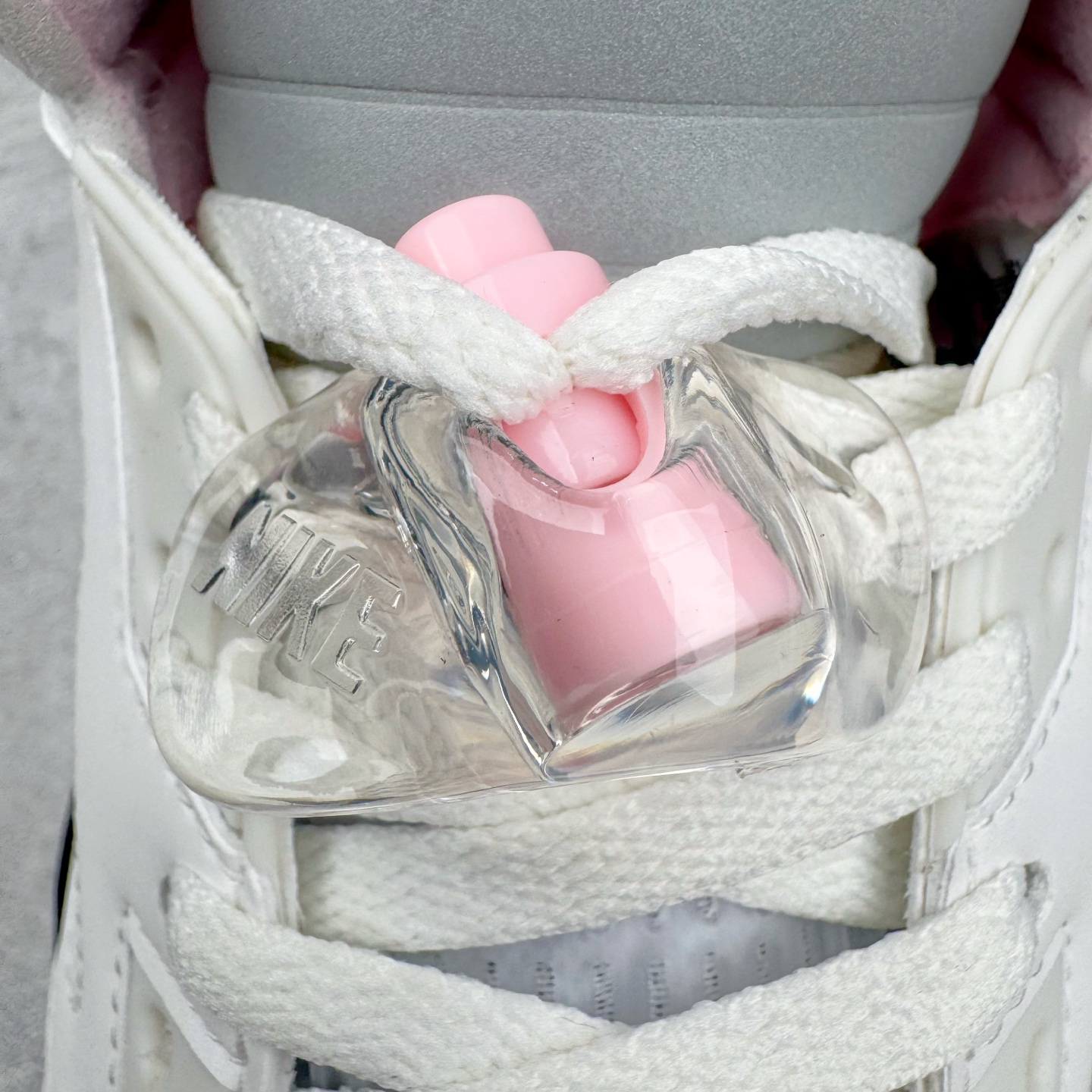 图片[12]-＃纯原 Air Jordan AJ5 OG 35周年 白粉黑HQ7978-102 SZ原厂全套原楦原纸板磨具开发 原厂皮料加持 原厂港宝加持定型后跟R度完美 同源原厂电绣 飞人针数密度立体效果一致 原厂拉帮手法 原厂配置纸衬高频鞋盒 原厂指令配双鞋带 原厂TPU网格鞋带扣 超高鞋面清洁度 最高QC检验标准 控制溢胶瑕疵 到手可放心比对发售原鞋 上脚百分百充正驾驭 尺码：40 40.5 41 42 42.5 43 44 44.5 45 46 47.5-选品中心