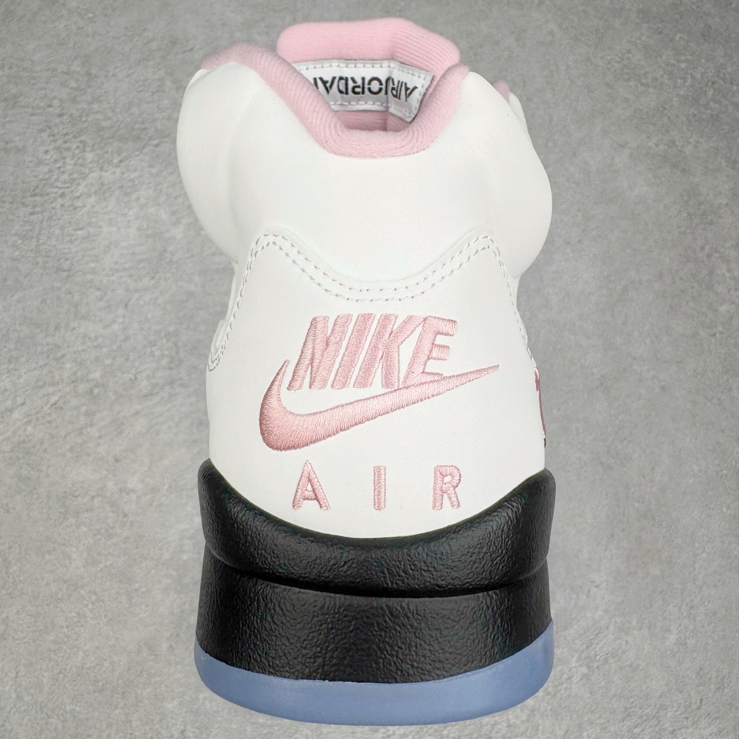 图片[8]-＃纯原 Air Jordan AJ5 OG 35周年 白粉黑HQ7978-102 SZ原厂全套原楦原纸板磨具开发 原厂皮料加持 原厂港宝加持定型后跟R度完美 同源原厂电绣 飞人针数密度立体效果一致 原厂拉帮手法 原厂配置纸衬高频鞋盒 原厂指令配双鞋带 原厂TPU网格鞋带扣 超高鞋面清洁度 最高QC检验标准 控制溢胶瑕疵 到手可放心比对发售原鞋 上脚百分百充正驾驭 尺码：40 40.5 41 42 42.5 43 44 44.5 45 46 47.5-选品中心