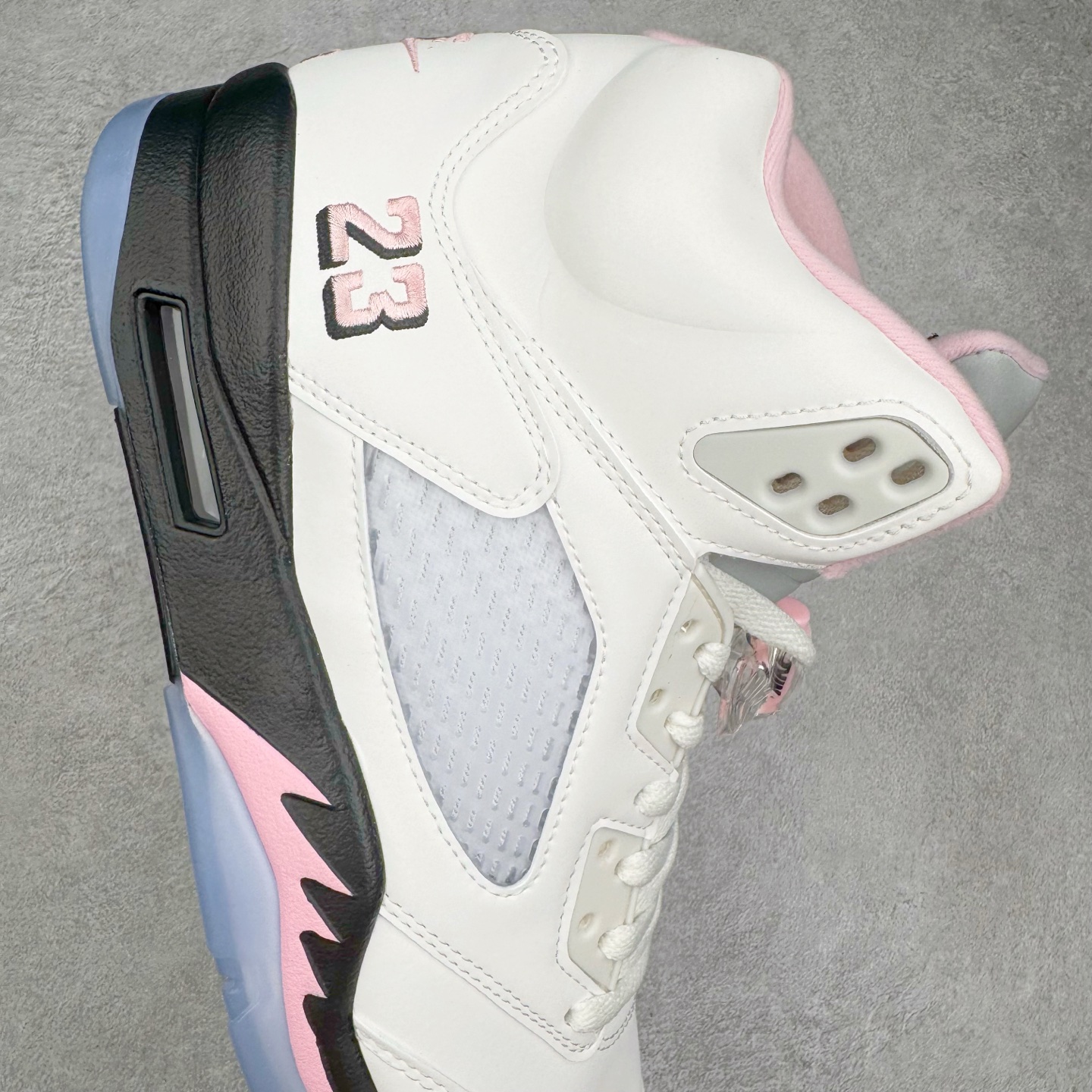 图片[6]-＃纯原 Air Jordan AJ5 OG 35周年 白粉黑HQ7978-102 SZ原厂全套原楦原纸板磨具开发 原厂皮料加持 原厂港宝加持定型后跟R度完美 同源原厂电绣 飞人针数密度立体效果一致 原厂拉帮手法 原厂配置纸衬高频鞋盒 原厂指令配双鞋带 原厂TPU网格鞋带扣 超高鞋面清洁度 最高QC检验标准 控制溢胶瑕疵 到手可放心比对发售原鞋 上脚百分百充正驾驭 尺码：40 40.5 41 42 42.5 43 44 44.5 45 46 47.5-选品中心