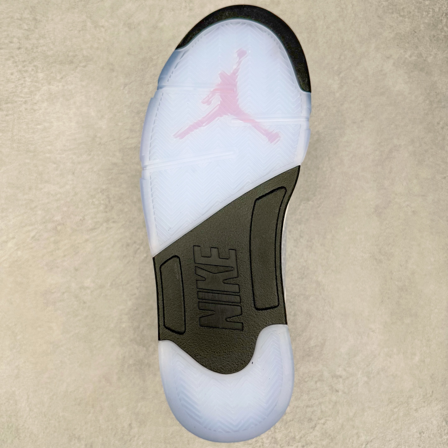 图片[9]-＃纯原 Air Jordan AJ5 OG 35周年 白粉黑HQ7978-102 SZ原厂全套原楦原纸板磨具开发 原厂皮料加持 原厂港宝加持定型后跟R度完美 同源原厂电绣 飞人针数密度立体效果一致 原厂拉帮手法 原厂配置纸衬高频鞋盒 原厂指令配双鞋带 原厂TPU网格鞋带扣 超高鞋面清洁度 最高QC检验标准 控制溢胶瑕疵 到手可放心比对发售原鞋 上脚百分百充正驾驭 尺码：40 40.5 41 42 42.5 43 44 44.5 45 46 47.5-选品中心