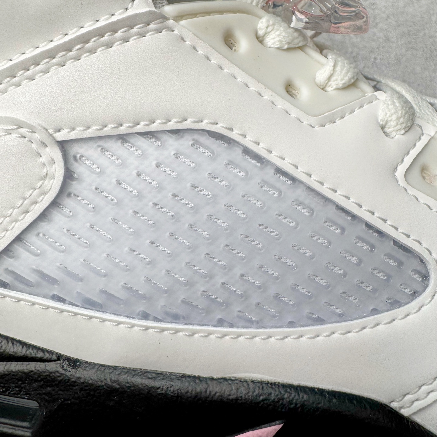 图片[17]-＃纯原 Air Jordan AJ5 OG 35周年 白粉黑HQ7978-102 SZ原厂全套原楦原纸板磨具开发 原厂皮料加持 原厂港宝加持定型后跟R度完美 同源原厂电绣 飞人针数密度立体效果一致 原厂拉帮手法 原厂配置纸衬高频鞋盒 原厂指令配双鞋带 原厂TPU网格鞋带扣 超高鞋面清洁度 最高QC检验标准 控制溢胶瑕疵 到手可放心比对发售原鞋 上脚百分百充正驾驭 尺码：40 40.5 41 42 42.5 43 44 44.5 45 46 47.5-选品中心