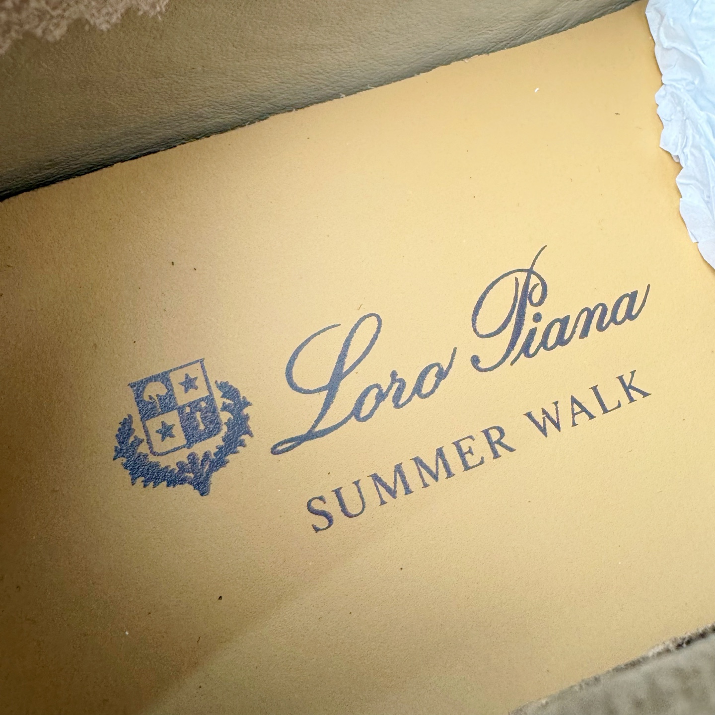 图片[12]-＃GD广顶 Loro Piana Tennis Walk Low 生活系列低帮复古百搭德训风休闲运动板鞋 意大利顶级奢侈品牌·诺悠翩雅 这款新款绒面革网球鞋采用超低帮设计 适合全年穿着 并具有防水性能 包边鞋底营造轻松迷人的色彩组合 将功能性与低调个性风格和谐融合 打造都市着装的理想鞋履选择 鞋跟处饰以Kummel色嵌片 柔软小牛皮鞋舌 压印LP徽标 棉质鞋带 材质：鞋面：牛剖层绒面革 鞋底：橡胶 衬里：牛皮革 尺码：37 38 39 40 41 42 43 44 45-选品中心