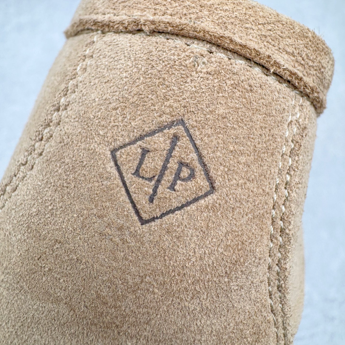 图片[14]-＃GD广顶 Loro Piana Tennis Walk Low 生活系列低帮复古百搭德训风休闲运动板鞋 意大利顶级奢侈品牌·诺悠翩雅 这款新款绒面革网球鞋采用超低帮设计 适合全年穿着 并具有防水性能 包边鞋底营造轻松迷人的色彩组合 将功能性与低调个性风格和谐融合 打造都市着装的理想鞋履选择 鞋跟处饰以Kummel色嵌片 柔软小牛皮鞋舌 压印LP徽标 棉质鞋带 材质：鞋面：牛剖层绒面革 鞋底：橡胶 衬里：牛皮革 尺码：37 38 39 40 41 42 43 44 45-选品中心