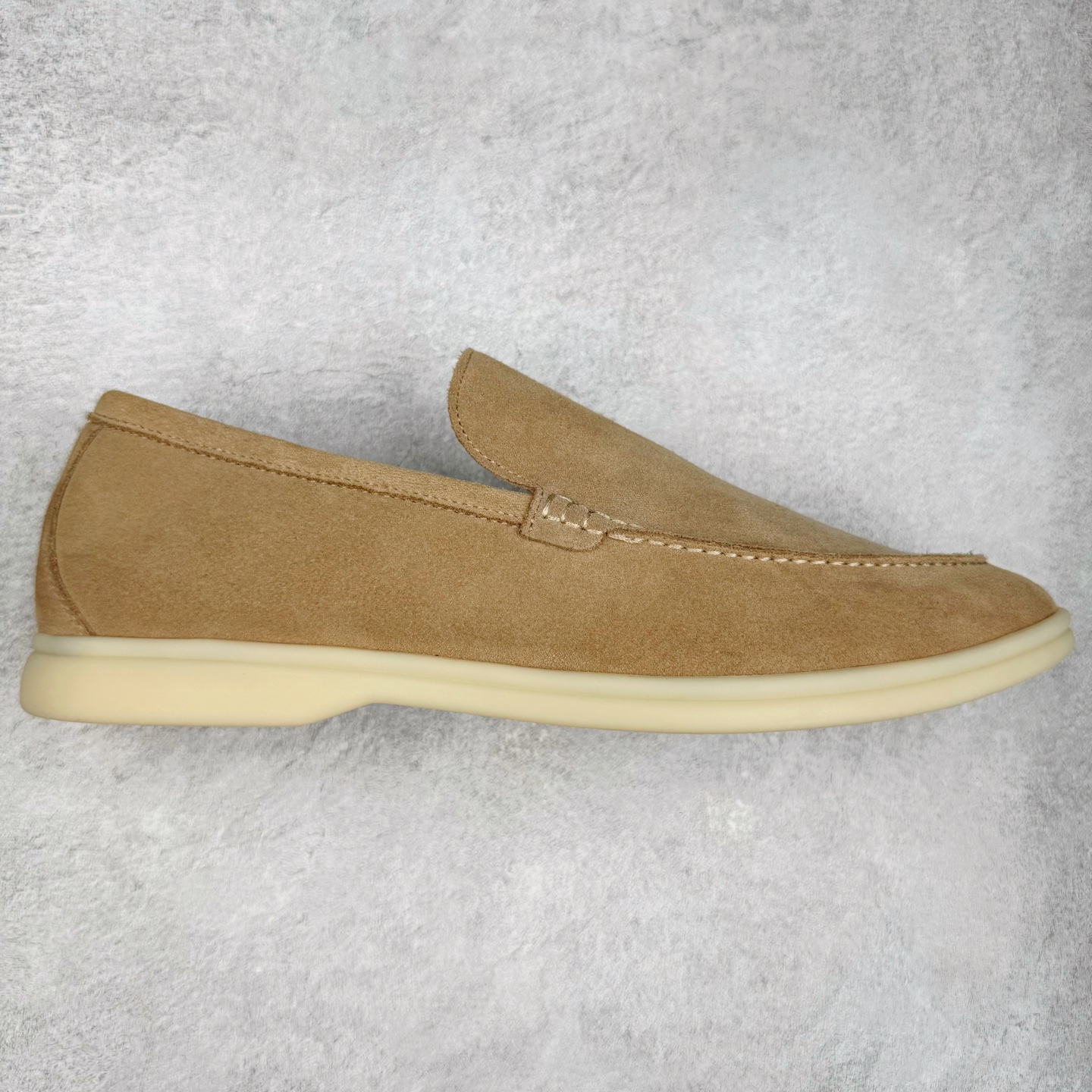 ＃GD广顶 Loro Piana Tennis Walk Low 生活系列低帮复古百搭德训风休闲运动板鞋 意大利顶级奢侈品牌·诺悠翩雅 这款新款绒面革网球鞋采用超低帮设计 适合全年穿着 并具有防水性能 包边鞋底营造轻松迷人的色彩组合 将功能性与低调个性风格和谐融合 打造都市着装的理想鞋履选择 鞋跟处饰以Kummel色嵌片 柔软小牛皮鞋舌 压印LP徽标 棉质鞋带 材质：鞋面：牛剖层绒面革 鞋底：橡胶 衬里：牛皮革 尺码：37 38 39 40 41 42 43 44 45-选品中心