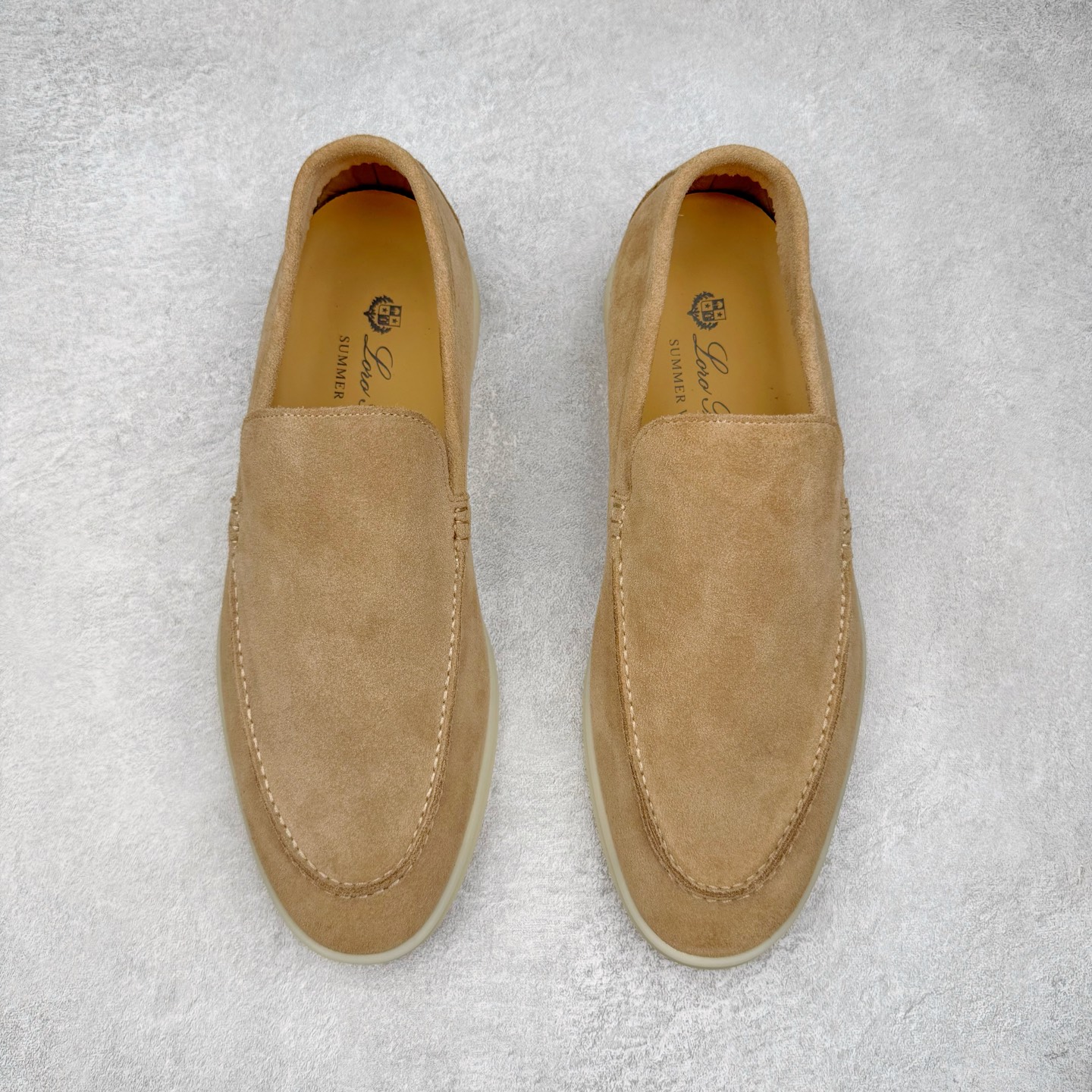 图片[2]-＃GD广顶 Loro Piana Tennis Walk Low 生活系列低帮复古百搭德训风休闲运动板鞋 意大利顶级奢侈品牌·诺悠翩雅 这款新款绒面革网球鞋采用超低帮设计 适合全年穿着 并具有防水性能 包边鞋底营造轻松迷人的色彩组合 将功能性与低调个性风格和谐融合 打造都市着装的理想鞋履选择 鞋跟处饰以Kummel色嵌片 柔软小牛皮鞋舌 压印LP徽标 棉质鞋带 材质：鞋面：牛剖层绒面革 鞋底：橡胶 衬里：牛皮革 尺码：37 38 39 40 41 42 43 44 45-选品中心