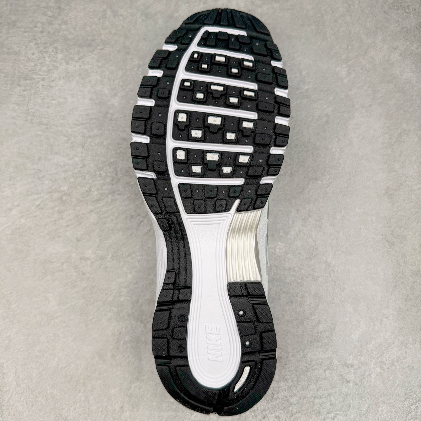 图片[9]-＃CS纯原 NK P-6000 系列低帮复古老爹风休闲运动舒适慢跑鞋 CD6404-107 购入原鞋原装纸板楦头开发 独家私模四层组合大底 市场唯一正确版本 良心定价 新配色陆续出货 进口三文治网面 融合 Pegasus 过往运动鞋设计 助力 21 世纪早期跑步运动跃升时尚新高度 采用透气网眼布、运动风格线条和耐穿覆面 兼具吸睛外观和舒适感受 中底泡绵以田径赛道为灵感 打造厚实设计 缔造出众缓震性能 尺码：36 36.5 37.5 38 38.5 39 40 40.5 41 42 42.5 43 44 44.5 45-选品中心