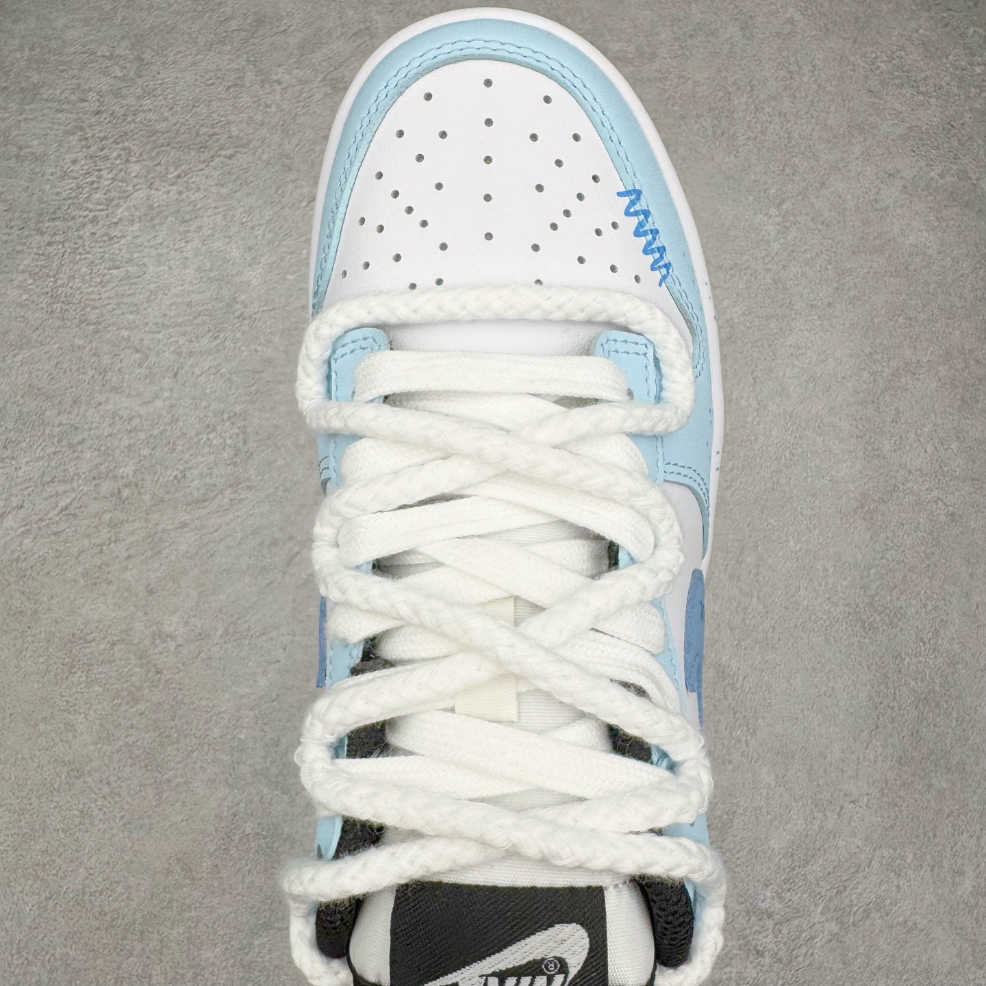 图片[4]-＃YC纯原 NK Dunk Low 星辰大海 DD1503-101 此款鞋身采用纯白皮革打造，浅蓝白渐变如海天交界，自带清爽滤镜。雾霾蓝颜料点从鞋头溅射至后跟，密度渐变如星系尘埃。后跟压印星芒涂鸦点缀，用闪光态度宣告存在感。经典熊猫底撞色设计，洒落不规则白斑点，模拟星空噪点，完善整体设计。定制系列天花板 无原鞋不开发 全系列得物原鞋一比一校对开发 配色持续更新中 终端对接 优势输出 全套原厂楦头原纸板数据档案倾力打造 原汁原味莞产 极致还原 圈内最强针车工艺 高端零售指定版 广东原厂配套原盒原标 鞋盒分三个尺码段 原厂冲刀 超高清洁度 全鞋零毛边皮料切割 采用原厂百宏鞋带以及原厂百宏织唛舌标 内标可供原厂几率过验 进口原装条纹中底布 四线拉帮白色点胶 原厂拉帮手法遵循公司 原厂电绣 极致还原 尺码：36 36.5 37.5 38 38.5 39 40 40.5 41 42 42.5 43 44 44.5 45 46-选品中心