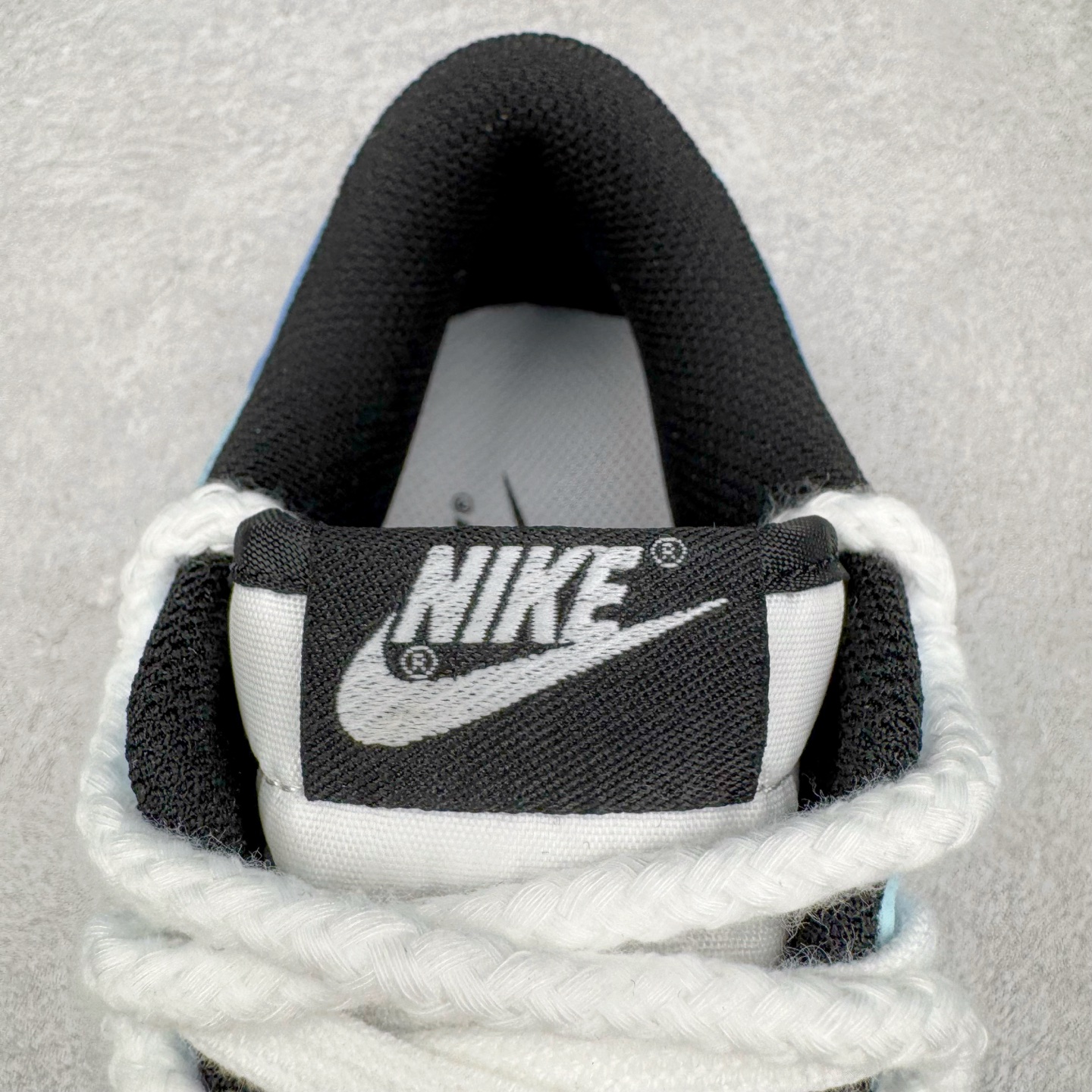 图片[13]-＃YC纯原 NK Dunk Low 星辰大海 DD1503-101 此款鞋身采用纯白皮革打造，浅蓝白渐变如海天交界，自带清爽滤镜。雾霾蓝颜料点从鞋头溅射至后跟，密度渐变如星系尘埃。后跟压印星芒涂鸦点缀，用闪光态度宣告存在感。经典熊猫底撞色设计，洒落不规则白斑点，模拟星空噪点，完善整体设计。定制系列天花板 无原鞋不开发 全系列得物原鞋一比一校对开发 配色持续更新中 终端对接 优势输出 全套原厂楦头原纸板数据档案倾力打造 原汁原味莞产 极致还原 圈内最强针车工艺 高端零售指定版 广东原厂配套原盒原标 鞋盒分三个尺码段 原厂冲刀 超高清洁度 全鞋零毛边皮料切割 采用原厂百宏鞋带以及原厂百宏织唛舌标 内标可供原厂几率过验 进口原装条纹中底布 四线拉帮白色点胶 原厂拉帮手法遵循公司 原厂电绣 极致还原 尺码：36 36.5 37.5 38 38.5 39 40 40.5 41 42 42.5 43 44 44.5 45 46-选品中心