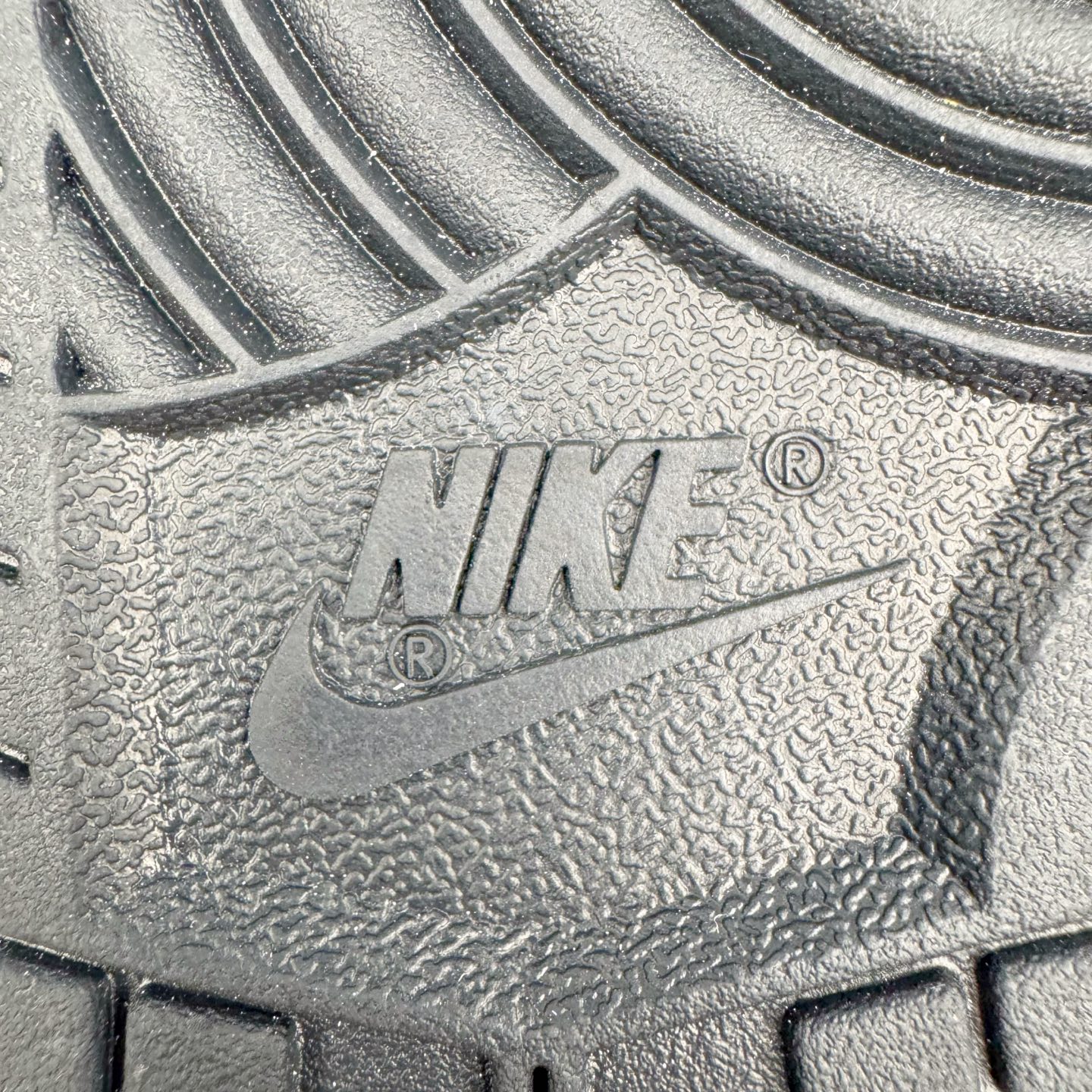 图片[19]-＃YC纯原 NK Dunk Low 星辰大海 DD1503-101 此款鞋身采用纯白皮革打造，浅蓝白渐变如海天交界，自带清爽滤镜。雾霾蓝颜料点从鞋头溅射至后跟，密度渐变如星系尘埃。后跟压印星芒涂鸦点缀，用闪光态度宣告存在感。经典熊猫底撞色设计，洒落不规则白斑点，模拟星空噪点，完善整体设计。定制系列天花板 无原鞋不开发 全系列得物原鞋一比一校对开发 配色持续更新中 终端对接 优势输出 全套原厂楦头原纸板数据档案倾力打造 原汁原味莞产 极致还原 圈内最强针车工艺 高端零售指定版 广东原厂配套原盒原标 鞋盒分三个尺码段 原厂冲刀 超高清洁度 全鞋零毛边皮料切割 采用原厂百宏鞋带以及原厂百宏织唛舌标 内标可供原厂几率过验 进口原装条纹中底布 四线拉帮白色点胶 原厂拉帮手法遵循公司 原厂电绣 极致还原 尺码：36 36.5 37.5 38 38.5 39 40 40.5 41 42 42.5 43 44 44.5 45 46-选品中心