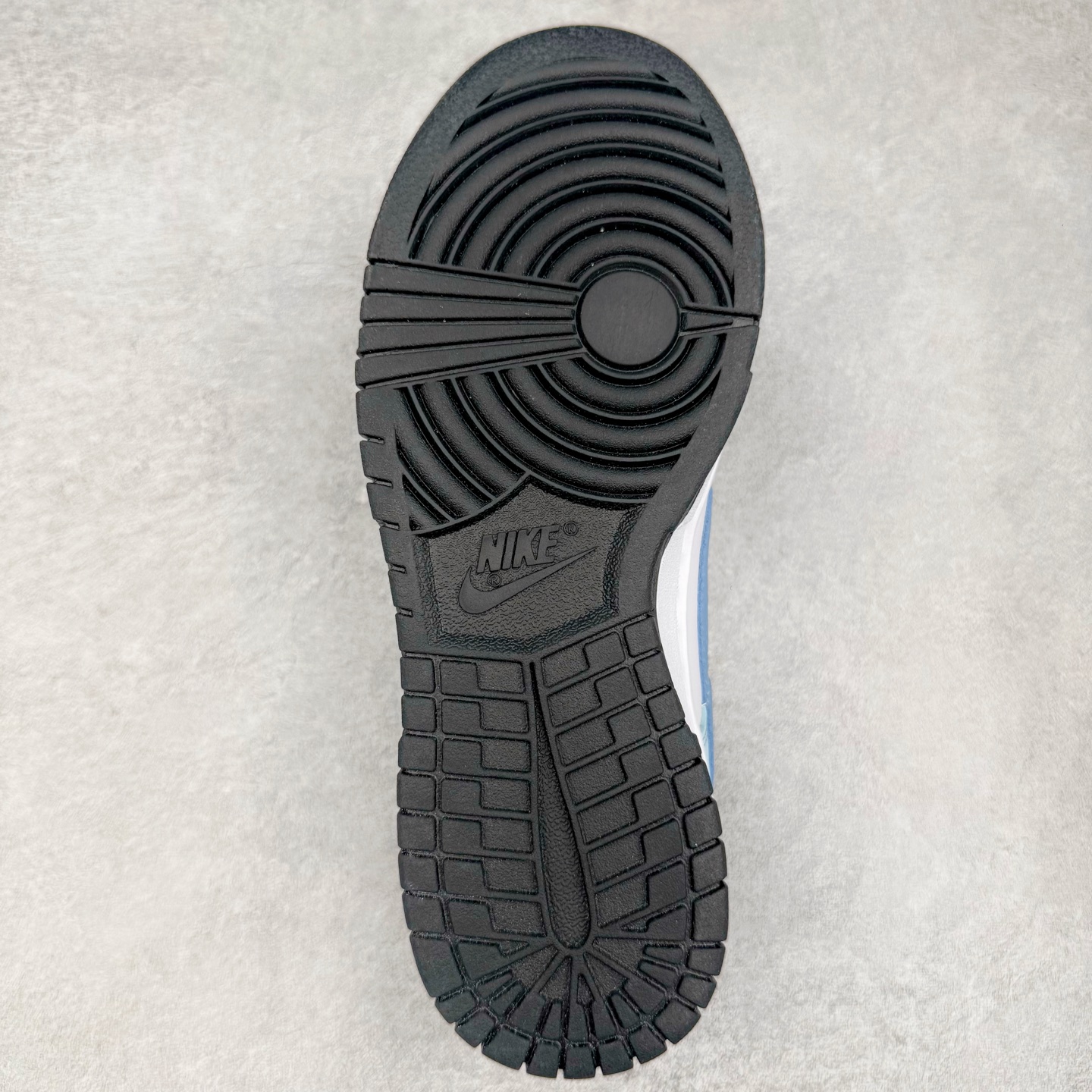 图片[9]-＃YC纯原 NK Dunk Low 星辰大海 DD1503-101 此款鞋身采用纯白皮革打造，浅蓝白渐变如海天交界，自带清爽滤镜。雾霾蓝颜料点从鞋头溅射至后跟，密度渐变如星系尘埃。后跟压印星芒涂鸦点缀，用闪光态度宣告存在感。经典熊猫底撞色设计，洒落不规则白斑点，模拟星空噪点，完善整体设计。定制系列天花板 无原鞋不开发 全系列得物原鞋一比一校对开发 配色持续更新中 终端对接 优势输出 全套原厂楦头原纸板数据档案倾力打造 原汁原味莞产 极致还原 圈内最强针车工艺 高端零售指定版 广东原厂配套原盒原标 鞋盒分三个尺码段 原厂冲刀 超高清洁度 全鞋零毛边皮料切割 采用原厂百宏鞋带以及原厂百宏织唛舌标 内标可供原厂几率过验 进口原装条纹中底布 四线拉帮白色点胶 原厂拉帮手法遵循公司 原厂电绣 极致还原 尺码：36 36.5 37.5 38 38.5 39 40 40.5 41 42 42.5 43 44 44.5 45 46-选品中心