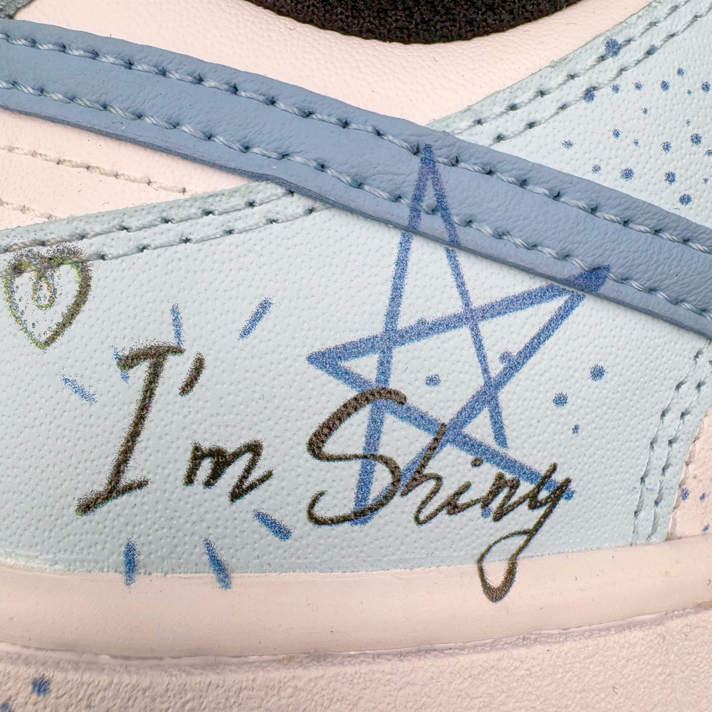 图片[16]-＃YC纯原 NK Dunk Low 星辰大海 DD1503-101 此款鞋身采用纯白皮革打造，浅蓝白渐变如海天交界，自带清爽滤镜。雾霾蓝颜料点从鞋头溅射至后跟，密度渐变如星系尘埃。后跟压印星芒涂鸦点缀，用闪光态度宣告存在感。经典熊猫底撞色设计，洒落不规则白斑点，模拟星空噪点，完善整体设计。定制系列天花板 无原鞋不开发 全系列得物原鞋一比一校对开发 配色持续更新中 终端对接 优势输出 全套原厂楦头原纸板数据档案倾力打造 原汁原味莞产 极致还原 圈内最强针车工艺 高端零售指定版 广东原厂配套原盒原标 鞋盒分三个尺码段 原厂冲刀 超高清洁度 全鞋零毛边皮料切割 采用原厂百宏鞋带以及原厂百宏织唛舌标 内标可供原厂几率过验 进口原装条纹中底布 四线拉帮白色点胶 原厂拉帮手法遵循公司 原厂电绣 极致还原 尺码：36 36.5 37.5 38 38.5 39 40 40.5 41 42 42.5 43 44 44.5 45 46-选品中心