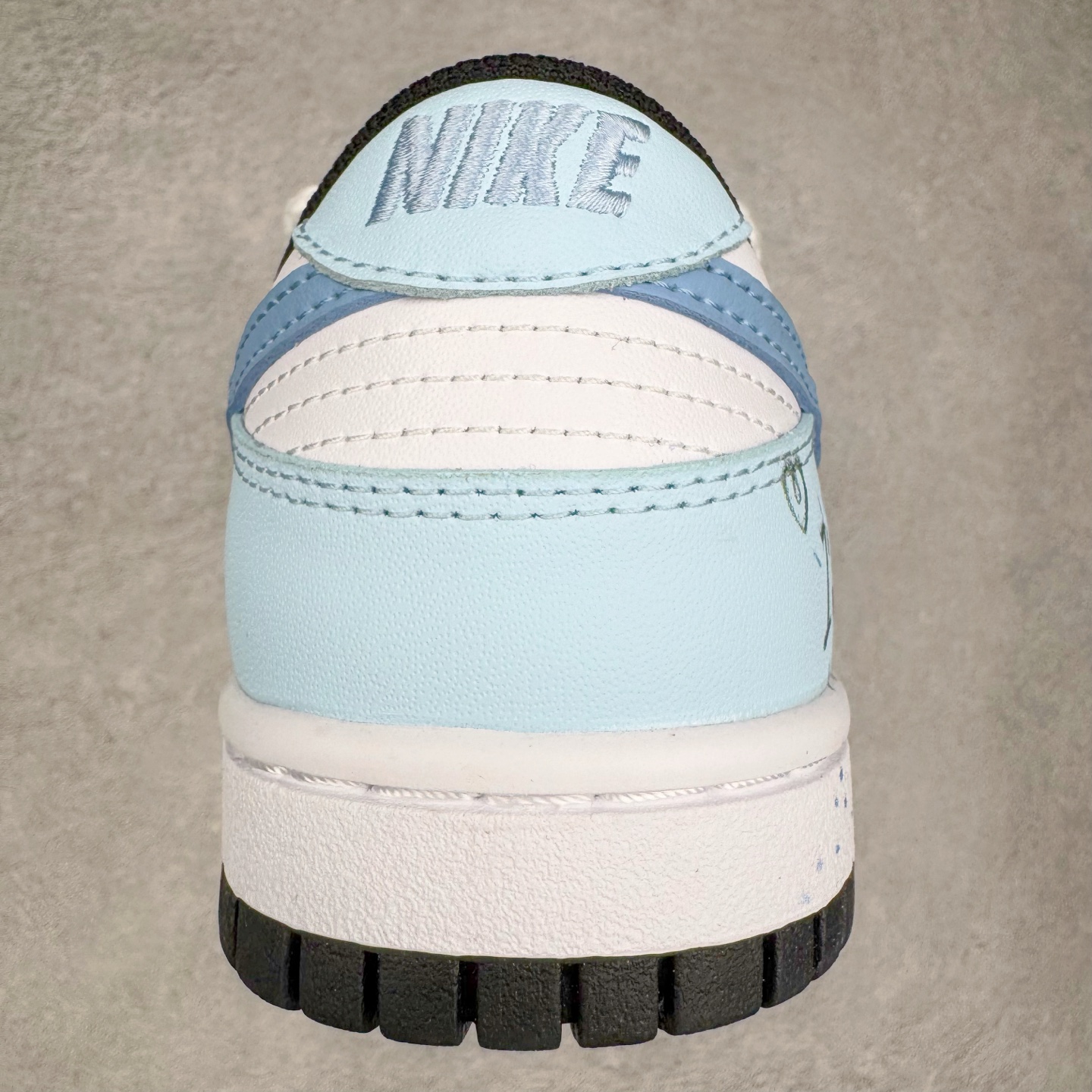 图片[8]-＃YC纯原 NK Dunk Low 星辰大海 DD1503-101 此款鞋身采用纯白皮革打造，浅蓝白渐变如海天交界，自带清爽滤镜。雾霾蓝颜料点从鞋头溅射至后跟，密度渐变如星系尘埃。后跟压印星芒涂鸦点缀，用闪光态度宣告存在感。经典熊猫底撞色设计，洒落不规则白斑点，模拟星空噪点，完善整体设计。定制系列天花板 无原鞋不开发 全系列得物原鞋一比一校对开发 配色持续更新中 终端对接 优势输出 全套原厂楦头原纸板数据档案倾力打造 原汁原味莞产 极致还原 圈内最强针车工艺 高端零售指定版 广东原厂配套原盒原标 鞋盒分三个尺码段 原厂冲刀 超高清洁度 全鞋零毛边皮料切割 采用原厂百宏鞋带以及原厂百宏织唛舌标 内标可供原厂几率过验 进口原装条纹中底布 四线拉帮白色点胶 原厂拉帮手法遵循公司 原厂电绣 极致还原 尺码：36 36.5 37.5 38 38.5 39 40 40.5 41 42 42.5 43 44 44.5 45 46-选品中心