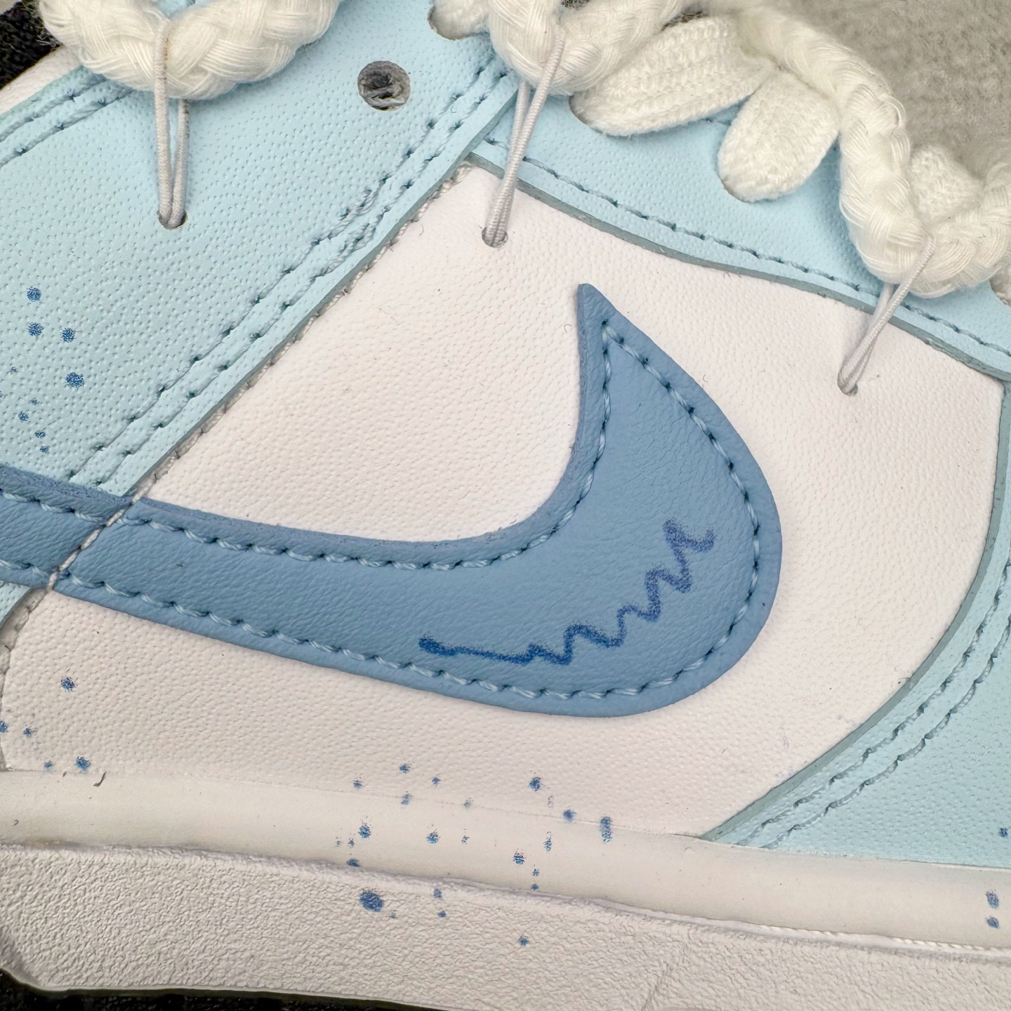 图片[17]-＃YC纯原 NK Dunk Low 星辰大海 DD1503-101 此款鞋身采用纯白皮革打造，浅蓝白渐变如海天交界，自带清爽滤镜。雾霾蓝颜料点从鞋头溅射至后跟，密度渐变如星系尘埃。后跟压印星芒涂鸦点缀，用闪光态度宣告存在感。经典熊猫底撞色设计，洒落不规则白斑点，模拟星空噪点，完善整体设计。定制系列天花板 无原鞋不开发 全系列得物原鞋一比一校对开发 配色持续更新中 终端对接 优势输出 全套原厂楦头原纸板数据档案倾力打造 原汁原味莞产 极致还原 圈内最强针车工艺 高端零售指定版 广东原厂配套原盒原标 鞋盒分三个尺码段 原厂冲刀 超高清洁度 全鞋零毛边皮料切割 采用原厂百宏鞋带以及原厂百宏织唛舌标 内标可供原厂几率过验 进口原装条纹中底布 四线拉帮白色点胶 原厂拉帮手法遵循公司 原厂电绣 极致还原 尺码：36 36.5 37.5 38 38.5 39 40 40.5 41 42 42.5 43 44 44.5 45 46-选品中心