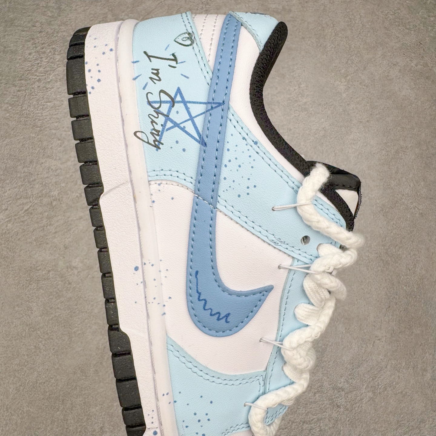 图片[6]-＃YC纯原 NK Dunk Low 星辰大海 DD1503-101 此款鞋身采用纯白皮革打造，浅蓝白渐变如海天交界，自带清爽滤镜。雾霾蓝颜料点从鞋头溅射至后跟，密度渐变如星系尘埃。后跟压印星芒涂鸦点缀，用闪光态度宣告存在感。经典熊猫底撞色设计，洒落不规则白斑点，模拟星空噪点，完善整体设计。定制系列天花板 无原鞋不开发 全系列得物原鞋一比一校对开发 配色持续更新中 终端对接 优势输出 全套原厂楦头原纸板数据档案倾力打造 原汁原味莞产 极致还原 圈内最强针车工艺 高端零售指定版 广东原厂配套原盒原标 鞋盒分三个尺码段 原厂冲刀 超高清洁度 全鞋零毛边皮料切割 采用原厂百宏鞋带以及原厂百宏织唛舌标 内标可供原厂几率过验 进口原装条纹中底布 四线拉帮白色点胶 原厂拉帮手法遵循公司 原厂电绣 极致还原 尺码：36 36.5 37.5 38 38.5 39 40 40.5 41 42 42.5 43 44 44.5 45 46-选品中心