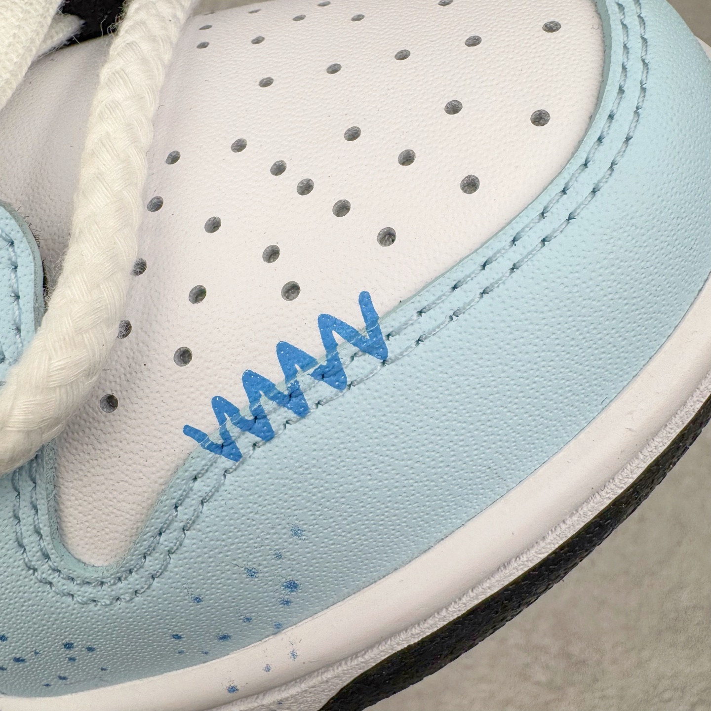 图片[14]-＃YC纯原 NK Dunk Low 星辰大海 DD1503-101 此款鞋身采用纯白皮革打造，浅蓝白渐变如海天交界，自带清爽滤镜。雾霾蓝颜料点从鞋头溅射至后跟，密度渐变如星系尘埃。后跟压印星芒涂鸦点缀，用闪光态度宣告存在感。经典熊猫底撞色设计，洒落不规则白斑点，模拟星空噪点，完善整体设计。定制系列天花板 无原鞋不开发 全系列得物原鞋一比一校对开发 配色持续更新中 终端对接 优势输出 全套原厂楦头原纸板数据档案倾力打造 原汁原味莞产 极致还原 圈内最强针车工艺 高端零售指定版 广东原厂配套原盒原标 鞋盒分三个尺码段 原厂冲刀 超高清洁度 全鞋零毛边皮料切割 采用原厂百宏鞋带以及原厂百宏织唛舌标 内标可供原厂几率过验 进口原装条纹中底布 四线拉帮白色点胶 原厂拉帮手法遵循公司 原厂电绣 极致还原 尺码：36 36.5 37.5 38 38.5 39 40 40.5 41 42 42.5 43 44 44.5 45 46-选品中心