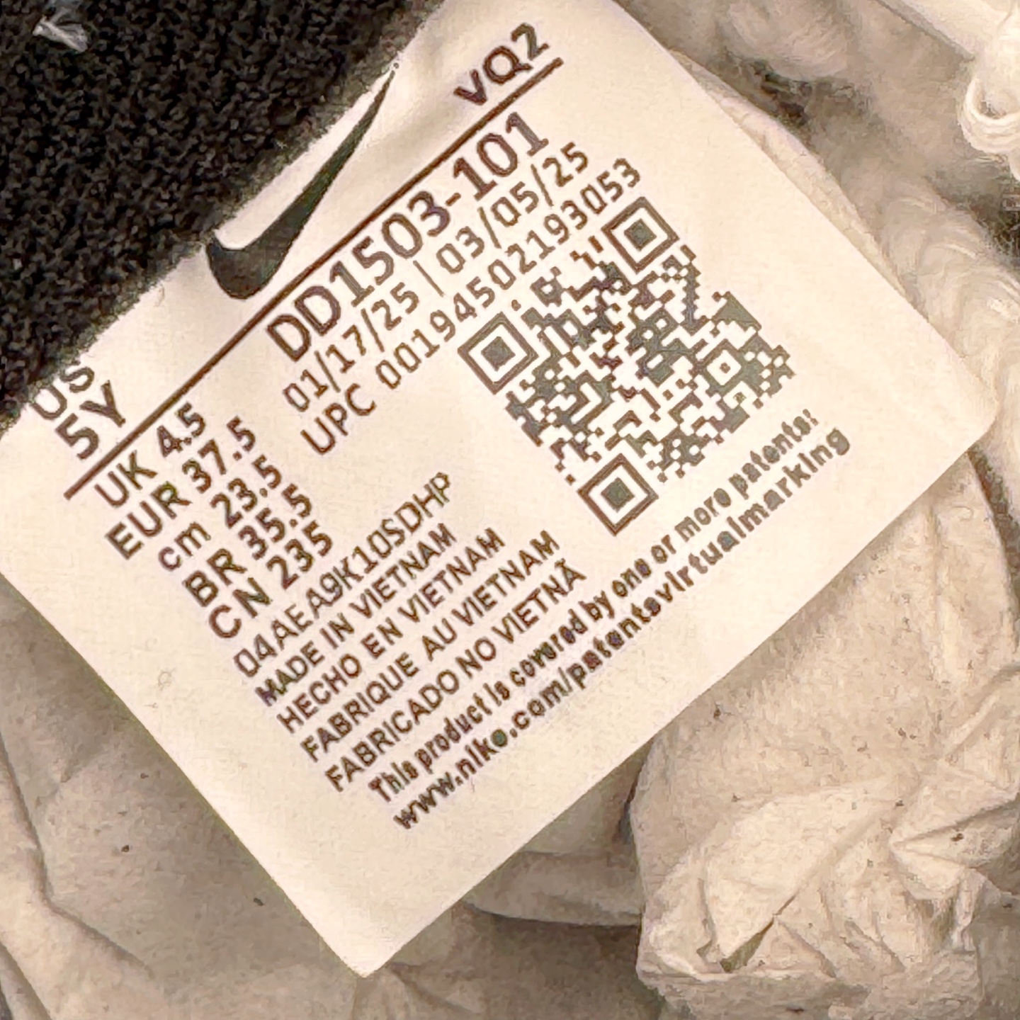 图片[12]-＃YC纯原 NK Dunk Low 星辰大海 DD1503-101 此款鞋身采用纯白皮革打造，浅蓝白渐变如海天交界，自带清爽滤镜。雾霾蓝颜料点从鞋头溅射至后跟，密度渐变如星系尘埃。后跟压印星芒涂鸦点缀，用闪光态度宣告存在感。经典熊猫底撞色设计，洒落不规则白斑点，模拟星空噪点，完善整体设计。定制系列天花板 无原鞋不开发 全系列得物原鞋一比一校对开发 配色持续更新中 终端对接 优势输出 全套原厂楦头原纸板数据档案倾力打造 原汁原味莞产 极致还原 圈内最强针车工艺 高端零售指定版 广东原厂配套原盒原标 鞋盒分三个尺码段 原厂冲刀 超高清洁度 全鞋零毛边皮料切割 采用原厂百宏鞋带以及原厂百宏织唛舌标 内标可供原厂几率过验 进口原装条纹中底布 四线拉帮白色点胶 原厂拉帮手法遵循公司 原厂电绣 极致还原 尺码：36 36.5 37.5 38 38.5 39 40 40.5 41 42 42.5 43 44 44.5 45 46-选品中心