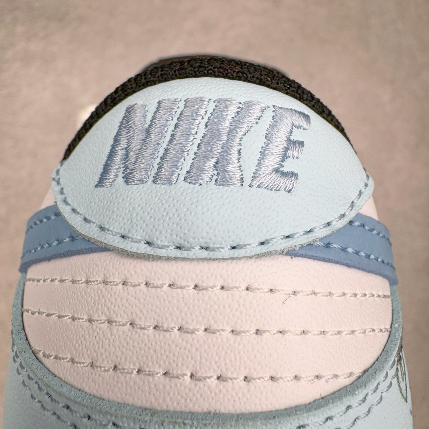 图片[10]-＃YC纯原 NK Dunk Low 星辰大海 DD1503-101 此款鞋身采用纯白皮革打造，浅蓝白渐变如海天交界，自带清爽滤镜。雾霾蓝颜料点从鞋头溅射至后跟，密度渐变如星系尘埃。后跟压印星芒涂鸦点缀，用闪光态度宣告存在感。经典熊猫底撞色设计，洒落不规则白斑点，模拟星空噪点，完善整体设计。定制系列天花板 无原鞋不开发 全系列得物原鞋一比一校对开发 配色持续更新中 终端对接 优势输出 全套原厂楦头原纸板数据档案倾力打造 原汁原味莞产 极致还原 圈内最强针车工艺 高端零售指定版 广东原厂配套原盒原标 鞋盒分三个尺码段 原厂冲刀 超高清洁度 全鞋零毛边皮料切割 采用原厂百宏鞋带以及原厂百宏织唛舌标 内标可供原厂几率过验 进口原装条纹中底布 四线拉帮白色点胶 原厂拉帮手法遵循公司 原厂电绣 极致还原 尺码：36 36.5 37.5 38 38.5 39 40 40.5 41 42 42.5 43 44 44.5 45 46-选品中心