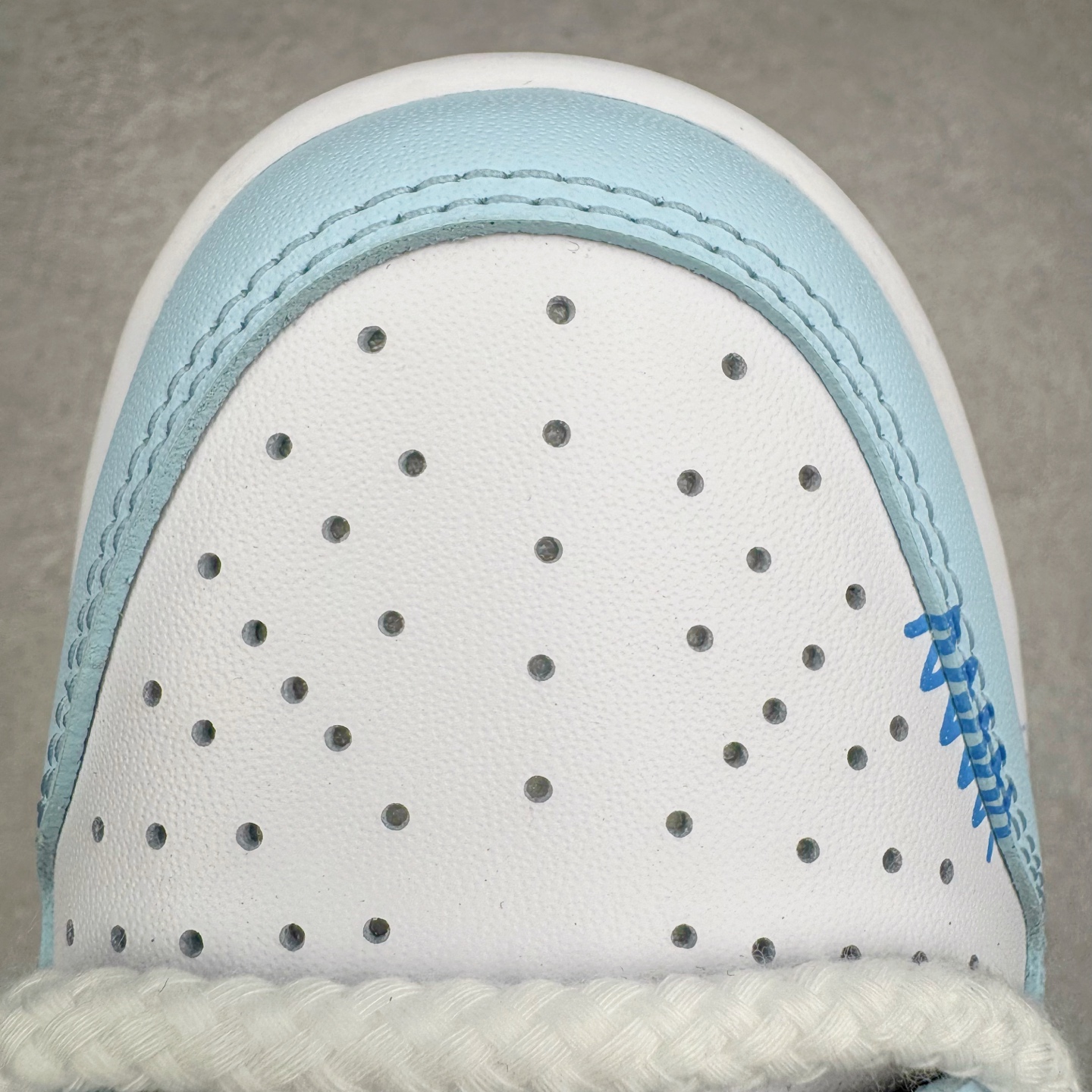 图片[15]-＃YC纯原 NK Dunk Low 星辰大海 DD1503-101 此款鞋身采用纯白皮革打造，浅蓝白渐变如海天交界，自带清爽滤镜。雾霾蓝颜料点从鞋头溅射至后跟，密度渐变如星系尘埃。后跟压印星芒涂鸦点缀，用闪光态度宣告存在感。经典熊猫底撞色设计，洒落不规则白斑点，模拟星空噪点，完善整体设计。定制系列天花板 无原鞋不开发 全系列得物原鞋一比一校对开发 配色持续更新中 终端对接 优势输出 全套原厂楦头原纸板数据档案倾力打造 原汁原味莞产 极致还原 圈内最强针车工艺 高端零售指定版 广东原厂配套原盒原标 鞋盒分三个尺码段 原厂冲刀 超高清洁度 全鞋零毛边皮料切割 采用原厂百宏鞋带以及原厂百宏织唛舌标 内标可供原厂几率过验 进口原装条纹中底布 四线拉帮白色点胶 原厂拉帮手法遵循公司 原厂电绣 极致还原 尺码：36 36.5 37.5 38 38.5 39 40 40.5 41 42 42.5 43 44 44.5 45 46-选品中心