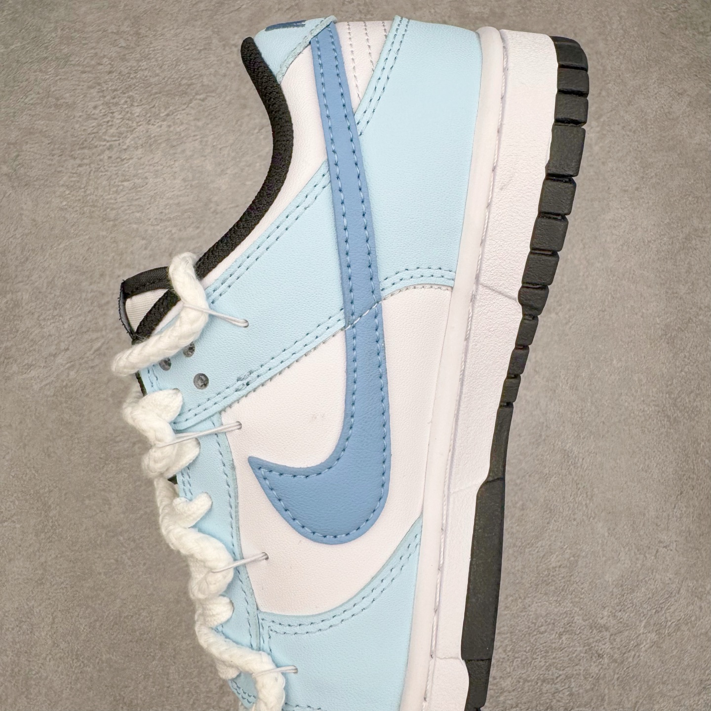 图片[7]-＃YC纯原 NK Dunk Low 星辰大海 DD1503-101 此款鞋身采用纯白皮革打造，浅蓝白渐变如海天交界，自带清爽滤镜。雾霾蓝颜料点从鞋头溅射至后跟，密度渐变如星系尘埃。后跟压印星芒涂鸦点缀，用闪光态度宣告存在感。经典熊猫底撞色设计，洒落不规则白斑点，模拟星空噪点，完善整体设计。定制系列天花板 无原鞋不开发 全系列得物原鞋一比一校对开发 配色持续更新中 终端对接 优势输出 全套原厂楦头原纸板数据档案倾力打造 原汁原味莞产 极致还原 圈内最强针车工艺 高端零售指定版 广东原厂配套原盒原标 鞋盒分三个尺码段 原厂冲刀 超高清洁度 全鞋零毛边皮料切割 采用原厂百宏鞋带以及原厂百宏织唛舌标 内标可供原厂几率过验 进口原装条纹中底布 四线拉帮白色点胶 原厂拉帮手法遵循公司 原厂电绣 极致还原 尺码：36 36.5 37.5 38 38.5 39 40 40.5 41 42 42.5 43 44 44.5 45 46-选品中心