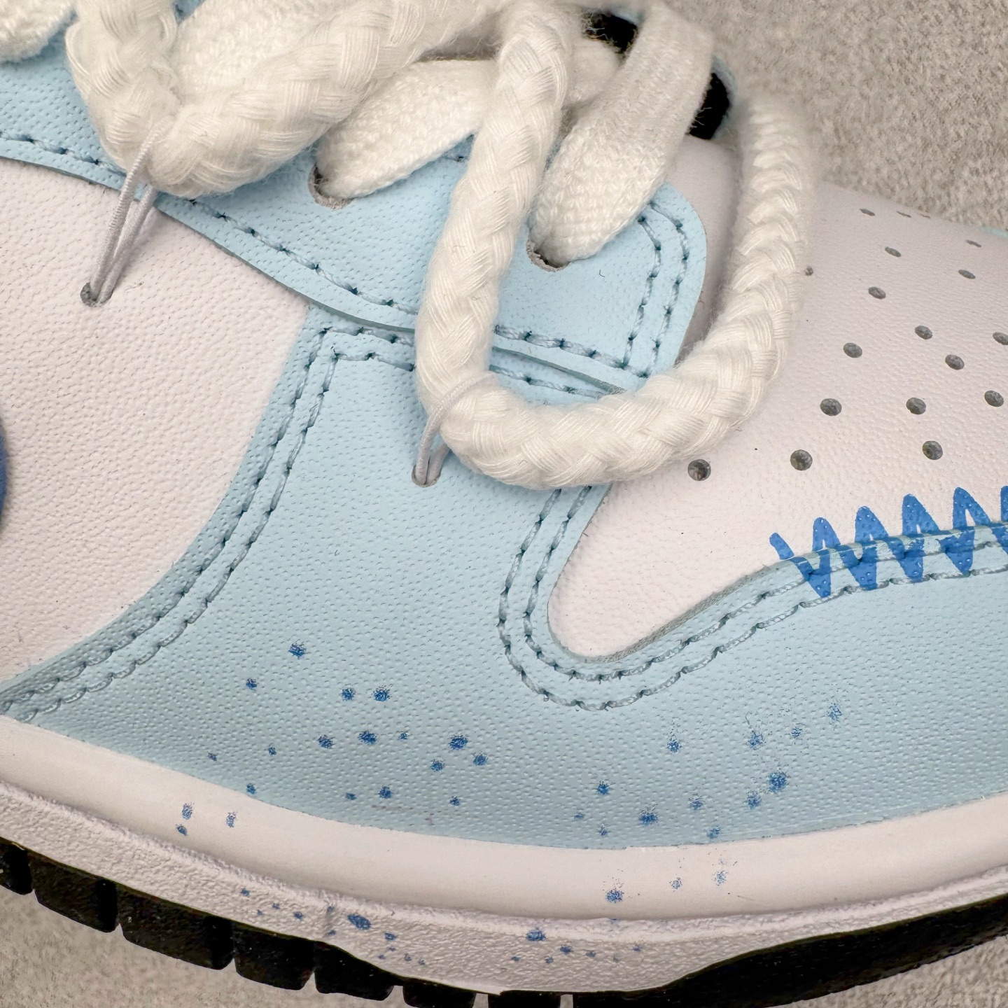图片[18]-＃YC纯原 NK Dunk Low 星辰大海 DD1503-101 此款鞋身采用纯白皮革打造，浅蓝白渐变如海天交界，自带清爽滤镜。雾霾蓝颜料点从鞋头溅射至后跟，密度渐变如星系尘埃。后跟压印星芒涂鸦点缀，用闪光态度宣告存在感。经典熊猫底撞色设计，洒落不规则白斑点，模拟星空噪点，完善整体设计。定制系列天花板 无原鞋不开发 全系列得物原鞋一比一校对开发 配色持续更新中 终端对接 优势输出 全套原厂楦头原纸板数据档案倾力打造 原汁原味莞产 极致还原 圈内最强针车工艺 高端零售指定版 广东原厂配套原盒原标 鞋盒分三个尺码段 原厂冲刀 超高清洁度 全鞋零毛边皮料切割 采用原厂百宏鞋带以及原厂百宏织唛舌标 内标可供原厂几率过验 进口原装条纹中底布 四线拉帮白色点胶 原厂拉帮手法遵循公司 原厂电绣 极致还原 尺码：36 36.5 37.5 38 38.5 39 40 40.5 41 42 42.5 43 44 44.5 45 46-选品中心
