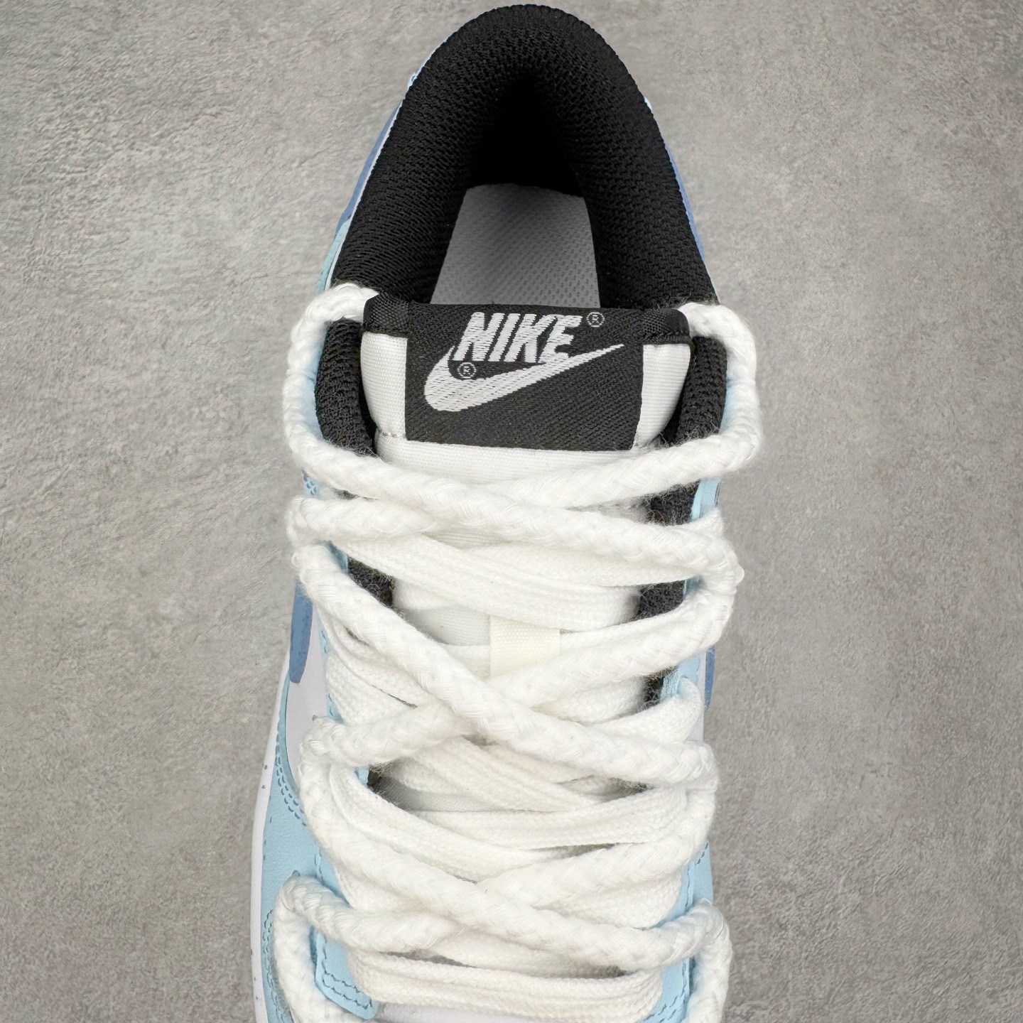 图片[5]-＃YC纯原 NK Dunk Low 星辰大海 DD1503-101 此款鞋身采用纯白皮革打造，浅蓝白渐变如海天交界，自带清爽滤镜。雾霾蓝颜料点从鞋头溅射至后跟，密度渐变如星系尘埃。后跟压印星芒涂鸦点缀，用闪光态度宣告存在感。经典熊猫底撞色设计，洒落不规则白斑点，模拟星空噪点，完善整体设计。定制系列天花板 无原鞋不开发 全系列得物原鞋一比一校对开发 配色持续更新中 终端对接 优势输出 全套原厂楦头原纸板数据档案倾力打造 原汁原味莞产 极致还原 圈内最强针车工艺 高端零售指定版 广东原厂配套原盒原标 鞋盒分三个尺码段 原厂冲刀 超高清洁度 全鞋零毛边皮料切割 采用原厂百宏鞋带以及原厂百宏织唛舌标 内标可供原厂几率过验 进口原装条纹中底布 四线拉帮白色点胶 原厂拉帮手法遵循公司 原厂电绣 极致还原 尺码：36 36.5 37.5 38 38.5 39 40 40.5 41 42 42.5 43 44 44.5 45 46-选品中心
