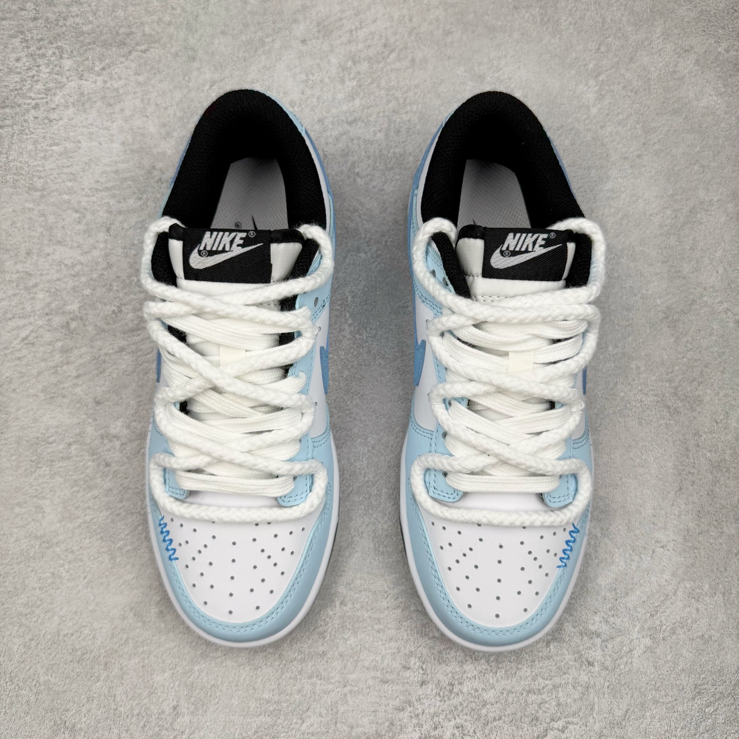图片[2]-＃YC纯原 NK Dunk Low 星辰大海 DD1503-101 此款鞋身采用纯白皮革打造，浅蓝白渐变如海天交界，自带清爽滤镜。雾霾蓝颜料点从鞋头溅射至后跟，密度渐变如星系尘埃。后跟压印星芒涂鸦点缀，用闪光态度宣告存在感。经典熊猫底撞色设计，洒落不规则白斑点，模拟星空噪点，完善整体设计。定制系列天花板 无原鞋不开发 全系列得物原鞋一比一校对开发 配色持续更新中 终端对接 优势输出 全套原厂楦头原纸板数据档案倾力打造 原汁原味莞产 极致还原 圈内最强针车工艺 高端零售指定版 广东原厂配套原盒原标 鞋盒分三个尺码段 原厂冲刀 超高清洁度 全鞋零毛边皮料切割 采用原厂百宏鞋带以及原厂百宏织唛舌标 内标可供原厂几率过验 进口原装条纹中底布 四线拉帮白色点胶 原厂拉帮手法遵循公司 原厂电绣 极致还原 尺码：36 36.5 37.5 38 38.5 39 40 40.5 41 42 42.5 43 44 44.5 45 46-选品中心