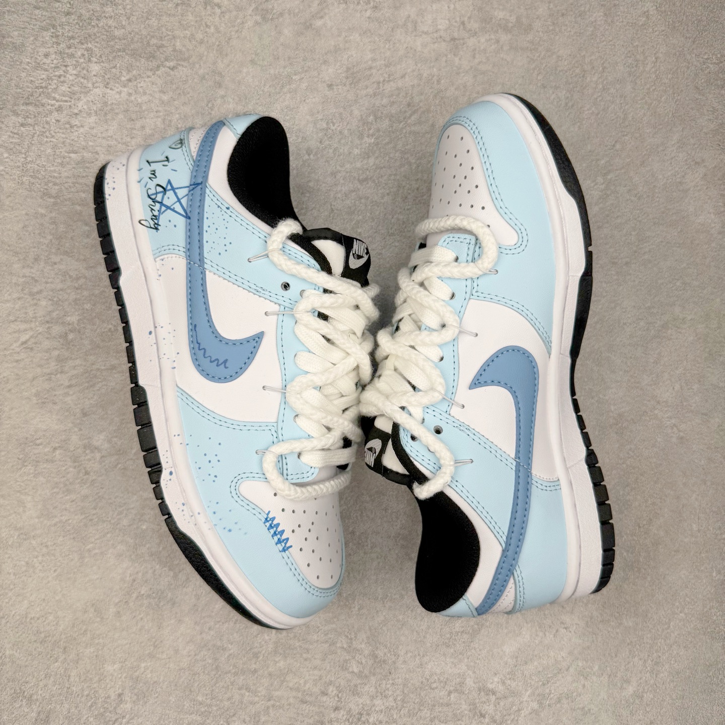 图片[3]-＃YC纯原 NK Dunk Low 星辰大海 DD1503-101 此款鞋身采用纯白皮革打造，浅蓝白渐变如海天交界，自带清爽滤镜。雾霾蓝颜料点从鞋头溅射至后跟，密度渐变如星系尘埃。后跟压印星芒涂鸦点缀，用闪光态度宣告存在感。经典熊猫底撞色设计，洒落不规则白斑点，模拟星空噪点，完善整体设计。定制系列天花板 无原鞋不开发 全系列得物原鞋一比一校对开发 配色持续更新中 终端对接 优势输出 全套原厂楦头原纸板数据档案倾力打造 原汁原味莞产 极致还原 圈内最强针车工艺 高端零售指定版 广东原厂配套原盒原标 鞋盒分三个尺码段 原厂冲刀 超高清洁度 全鞋零毛边皮料切割 采用原厂百宏鞋带以及原厂百宏织唛舌标 内标可供原厂几率过验 进口原装条纹中底布 四线拉帮白色点胶 原厂拉帮手法遵循公司 原厂电绣 极致还原 尺码：36 36.5 37.5 38 38.5 39 40 40.5 41 42 42.5 43 44 44.5 45 46-选品中心