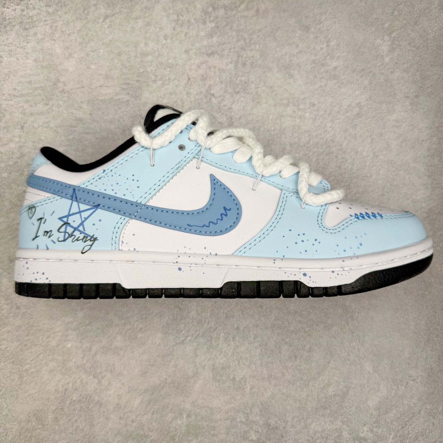 ＃YC纯原 NK Dunk Low 星辰大海 DD1503-101 此款鞋身采用纯白皮革打造，浅蓝白渐变如海天交界，自带清爽滤镜。雾霾蓝颜料点从鞋头溅射至后跟，密度渐变如星系尘埃。后跟压印星芒涂鸦点缀，用闪光态度宣告存在感。经典熊猫底撞色设计，洒落不规则白斑点，模拟星空噪点，完善整体设计。定制系列天花板 无原鞋不开发 全系列得物原鞋一比一校对开发 配色持续更新中 终端对接 优势输出 全套原厂楦头原纸板数据档案倾力打造 原汁原味莞产 极致还原 圈内最强针车工艺 高端零售指定版 广东原厂配套原盒原标 鞋盒分三个尺码段 原厂冲刀 超高清洁度 全鞋零毛边皮料切割 采用原厂百宏鞋带以及原厂百宏织唛舌标 内标可供原厂几率过验 进口原装条纹中底布 四线拉帮白色点胶 原厂拉帮手法遵循公司 原厂电绣 极致还原 尺码：36 36.5 37.5 38 38.5 39 40 40.5 41 42 42.5 43 44 44.5 45 46-选品中心
